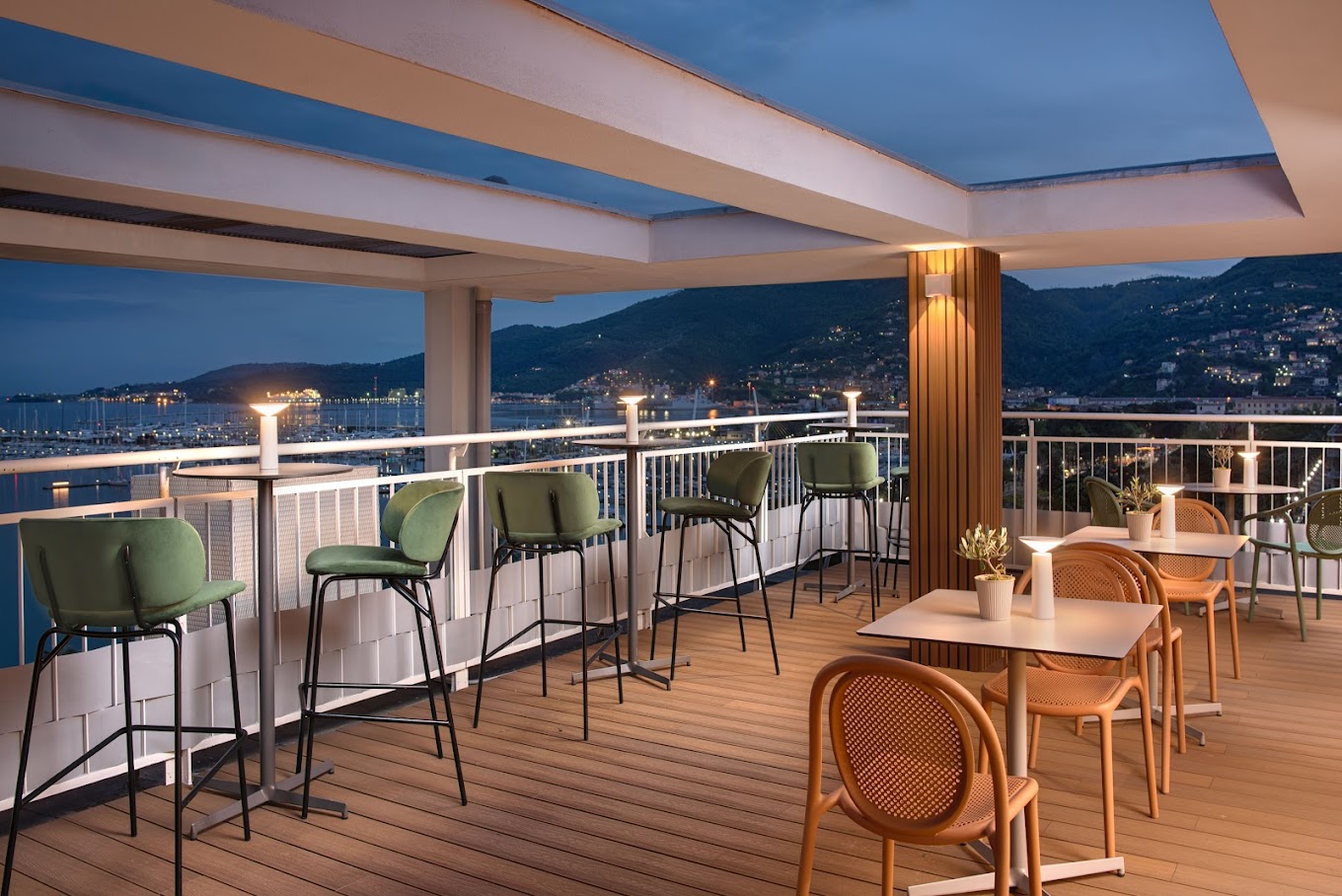 The Red Lighthouse Rooftop Bar – Un faro di gusto e design sospeso sul Golfo dei Poeti