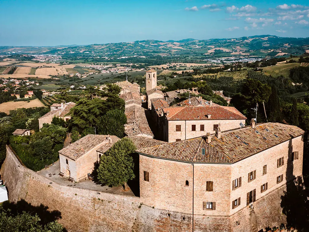 Montegridolfo il borgo fortificato tra la Romagna e le Marche