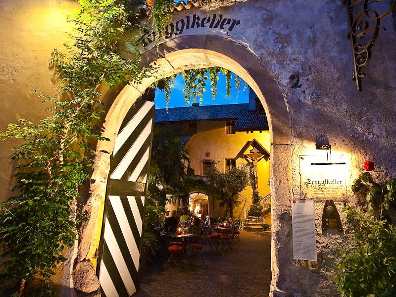 A cena… in una botte! L’esperienza da non perdere al Torgglkeller di Bolzano