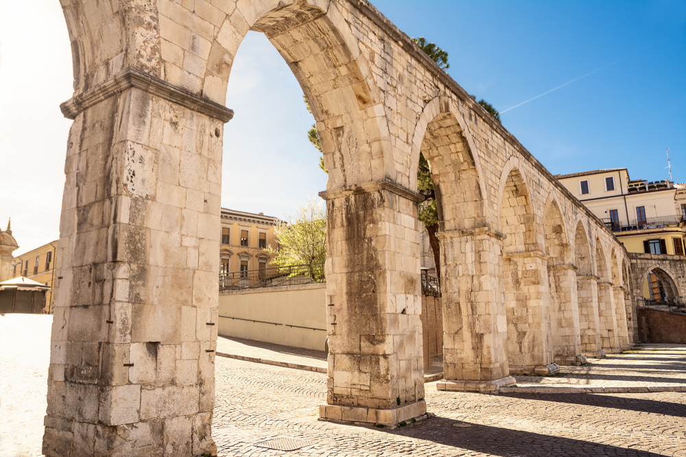 Acquedotto medievale o Acquedotto Svevo – tra architettura e ingegneria