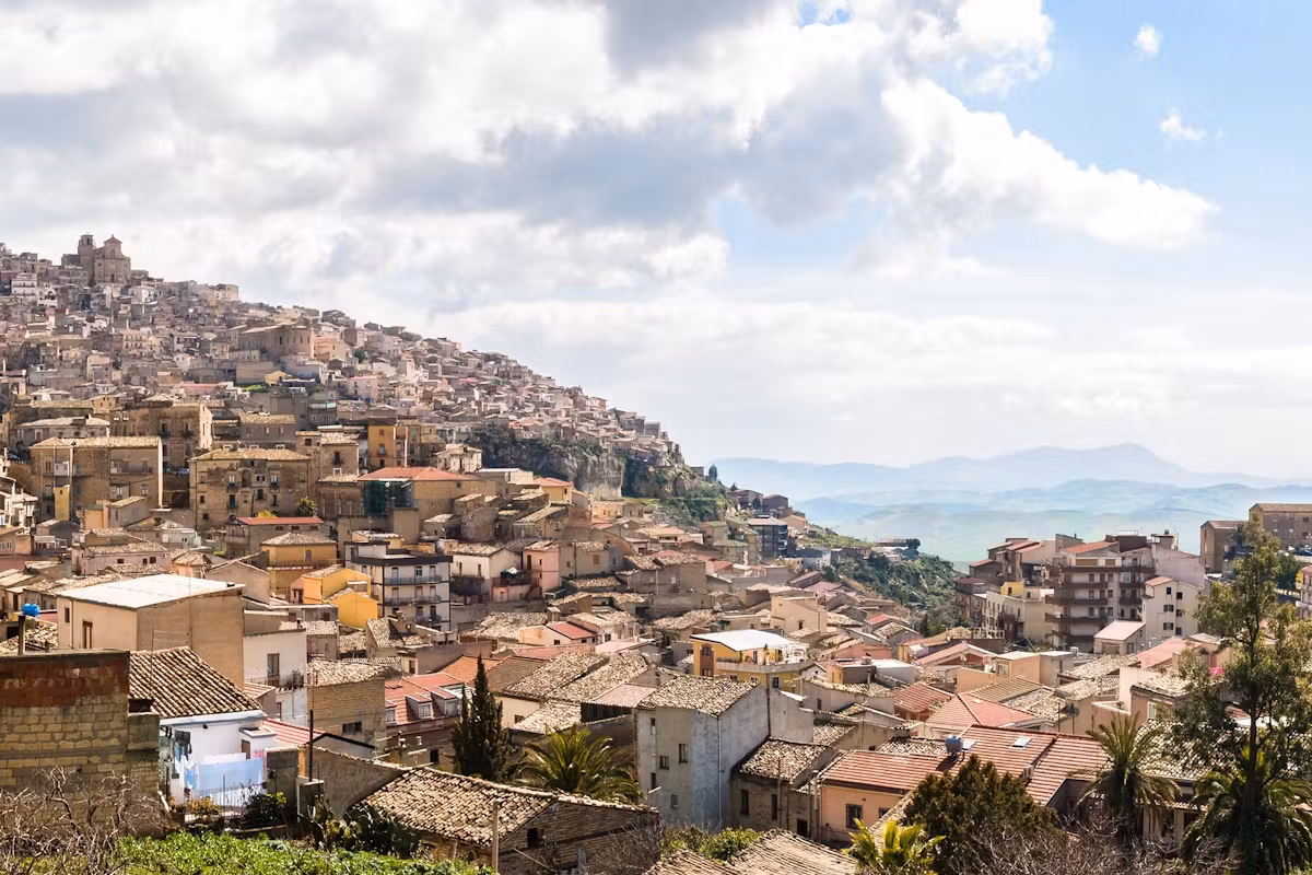 Agira: il borgo siciliano rivolto verso l’Etna