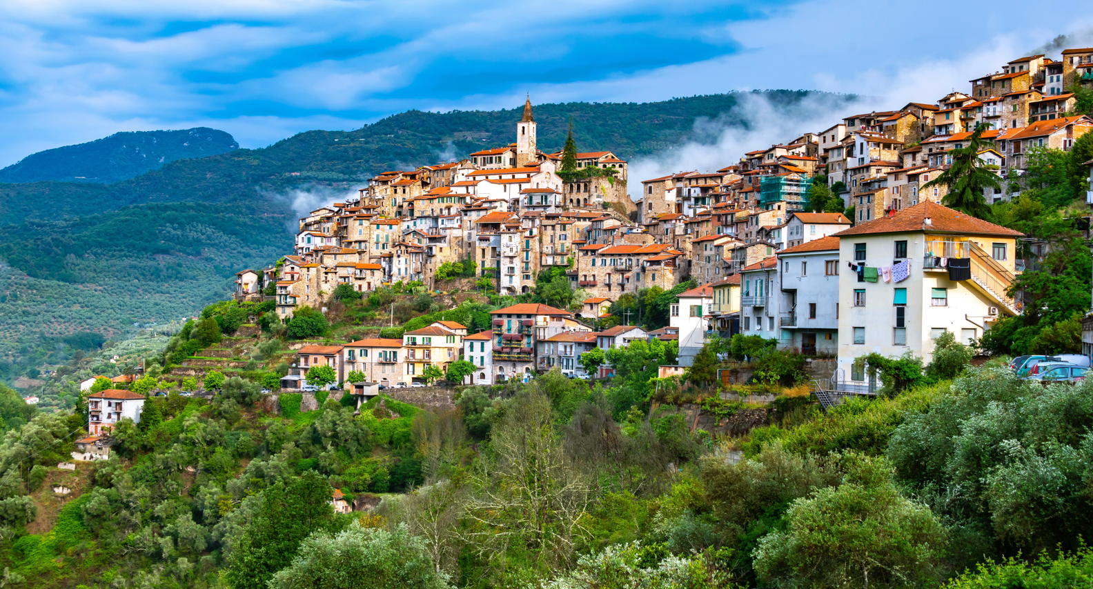 Apricale, dove gli ulivi e le Alpi fanno da sfondo ad un borgo poetico
