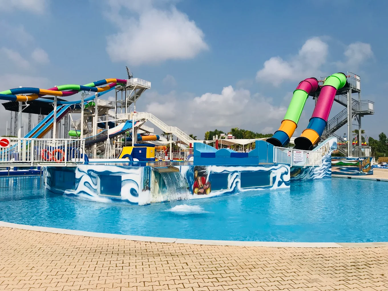 Aquasplash: l’estate esplode tra scivoli, onde e divertimento no-stop a Lignano