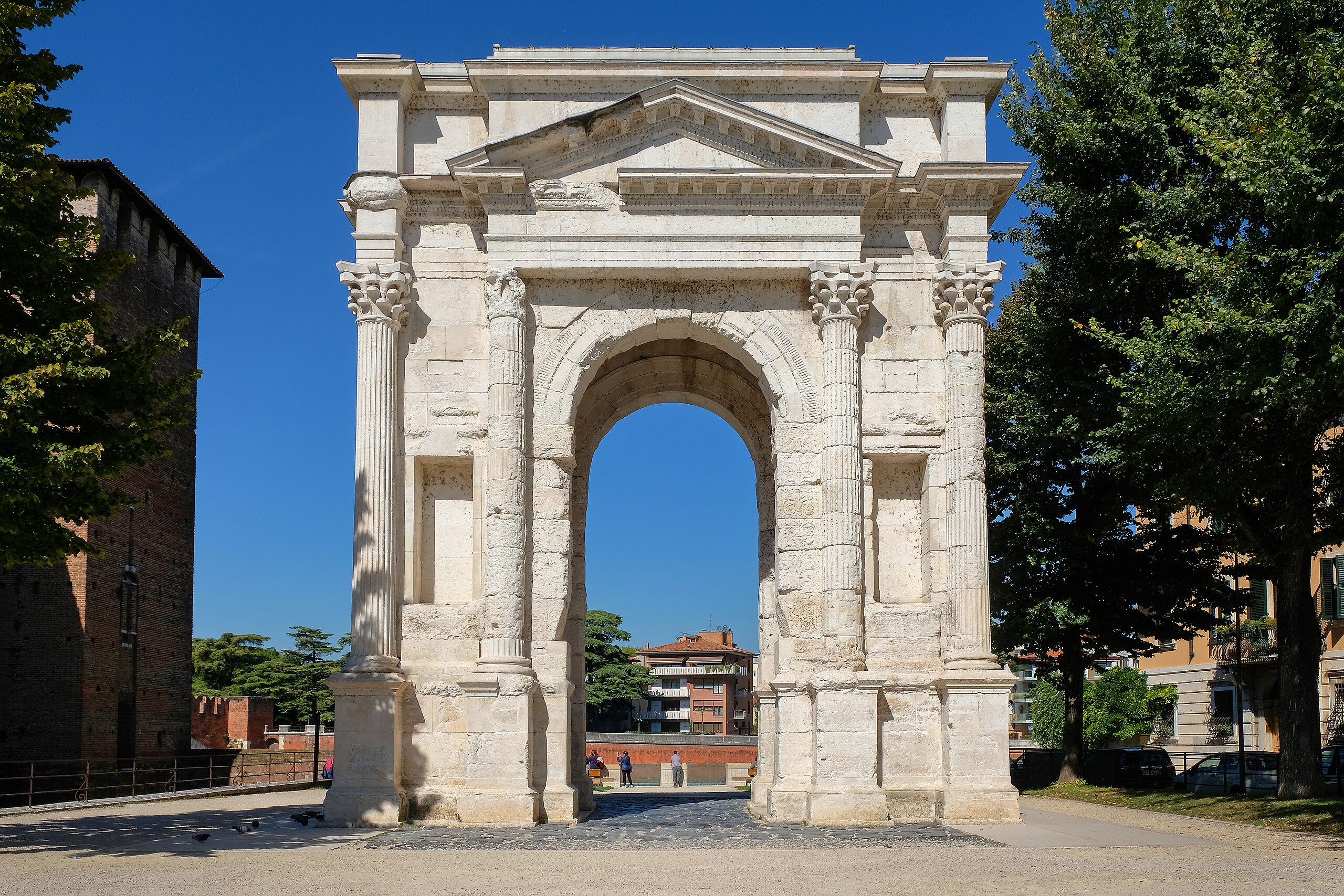 Arco dei Gavi – monumento romano tra memoria familiare e bellezza classica
