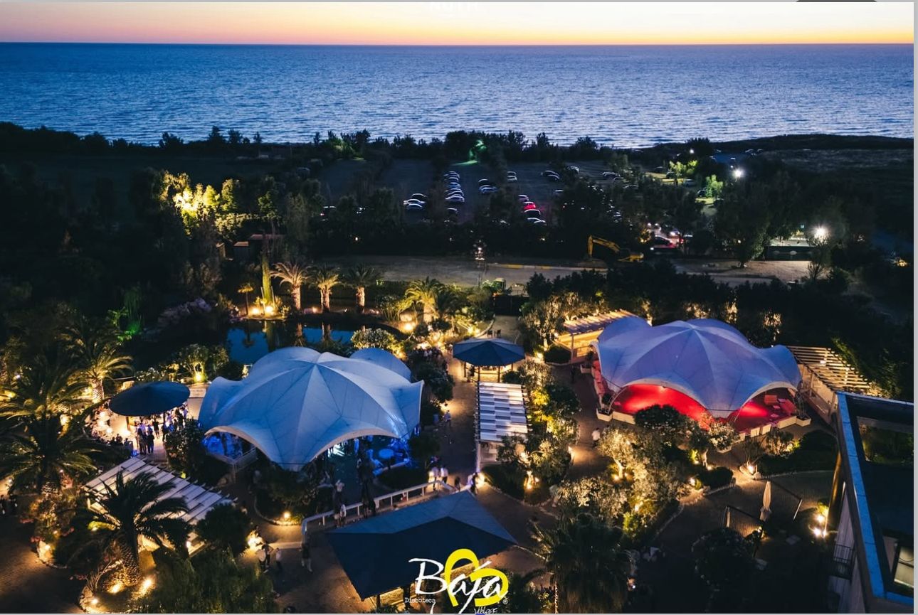 Baja Village: l’eleganza dell’estate tra natura, gusto e grandi eventi
