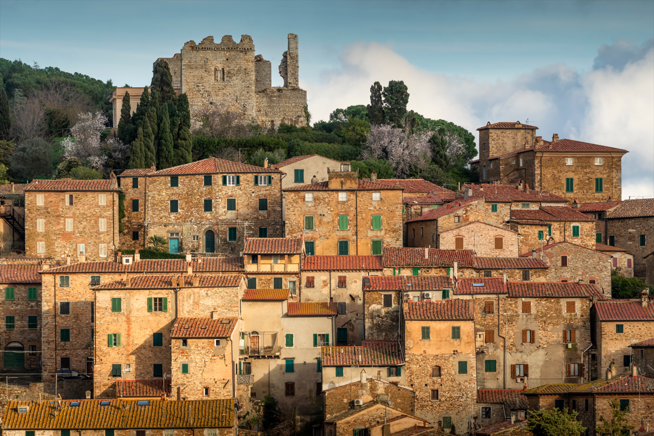 Campiglia Marittima, il borgo medievale dominato dalla rocca