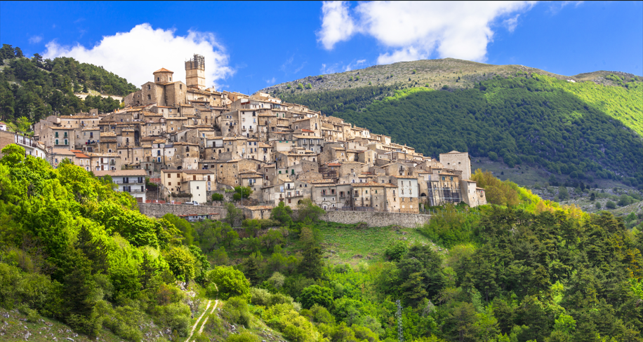 Castel del Monte, il borgo sospeso sulla valle del Tirino