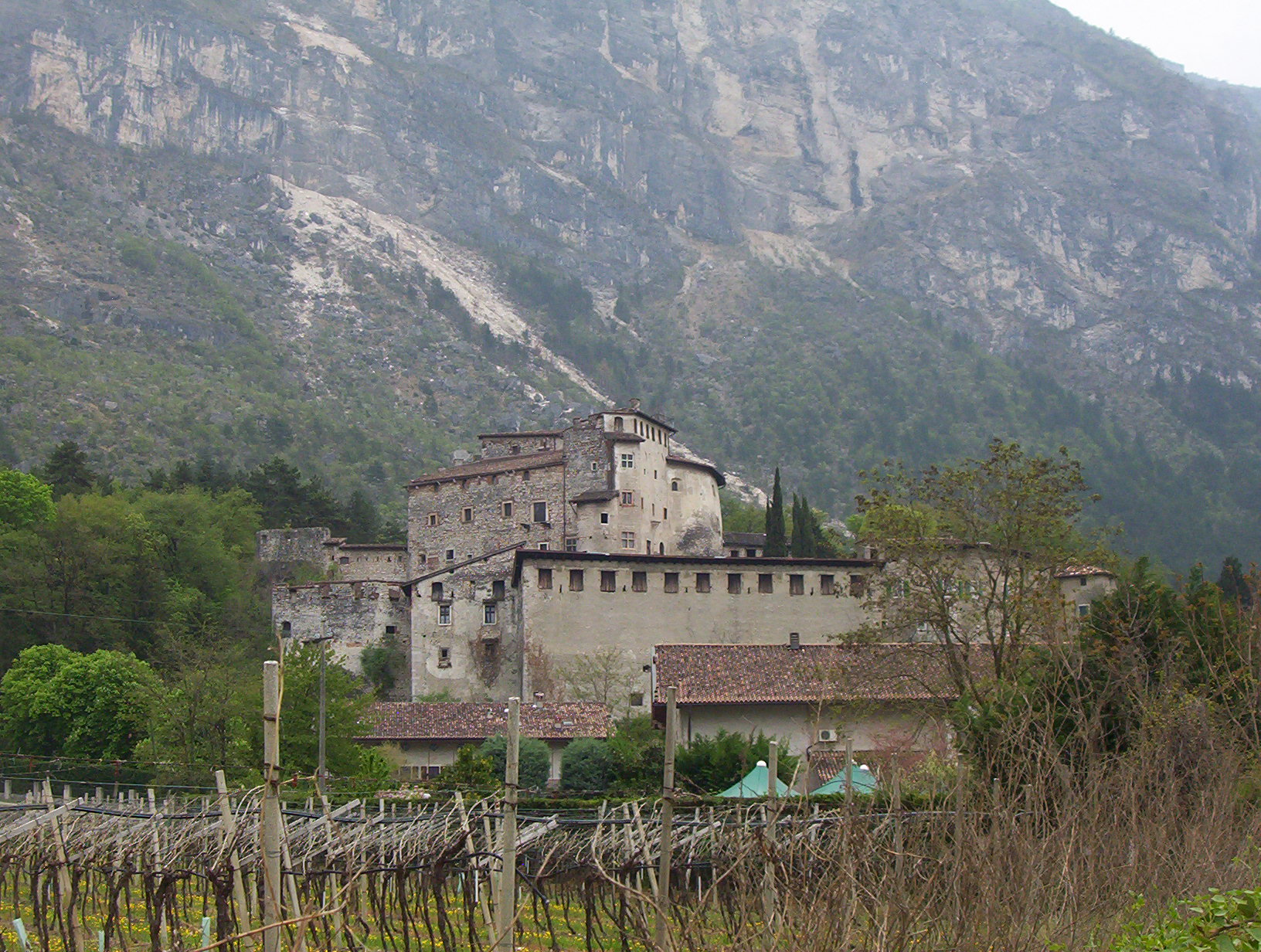 Castel Pietra - un maniero che si fonde con il suolo roccioso