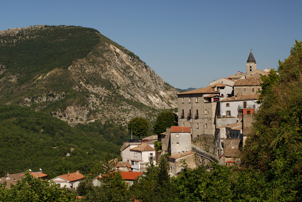 Castel San Vincenzo, il borgo sospeso sul lago