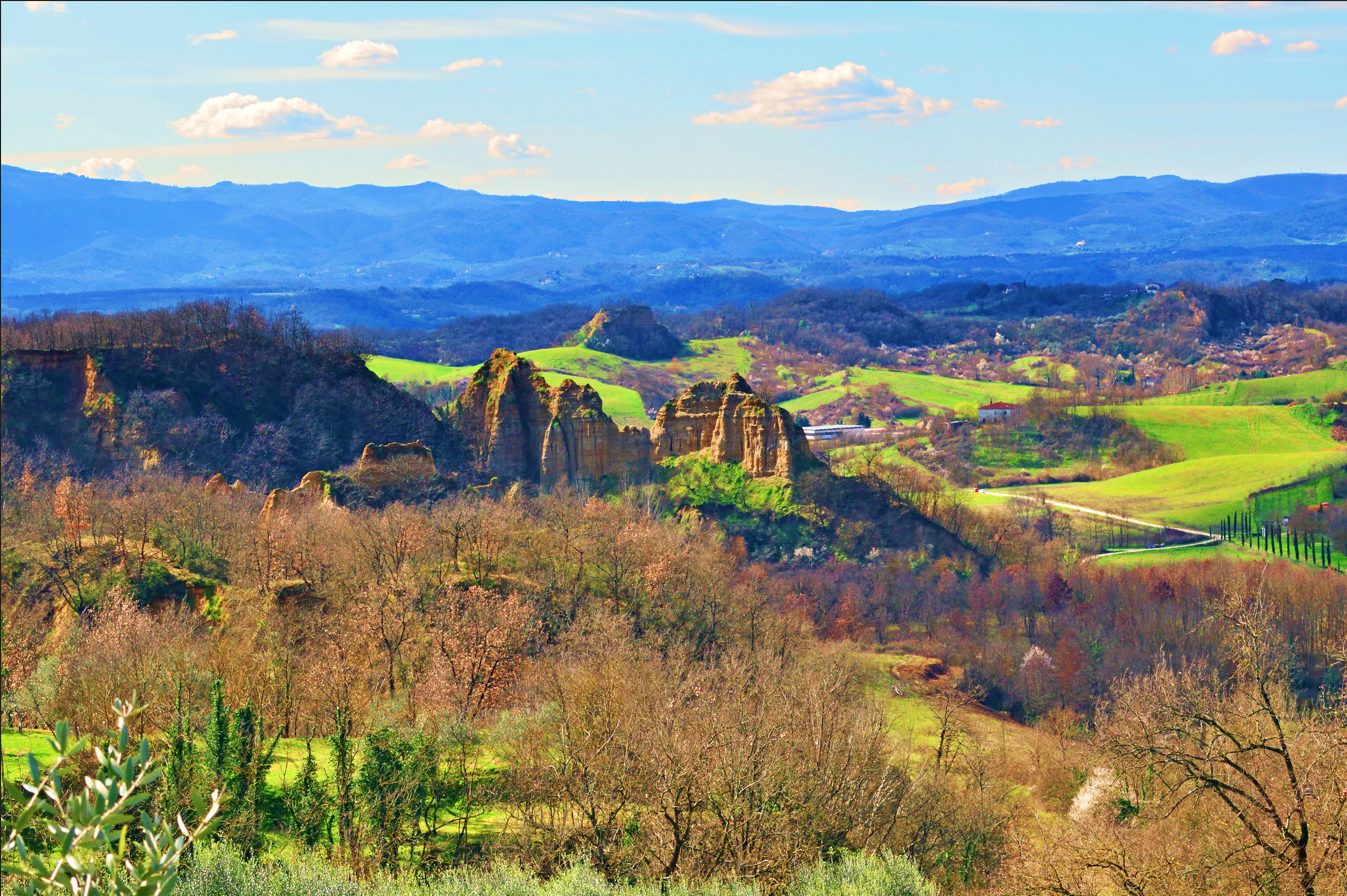 Castelfranco di Sopra, il borgo immerso tra i calanchi