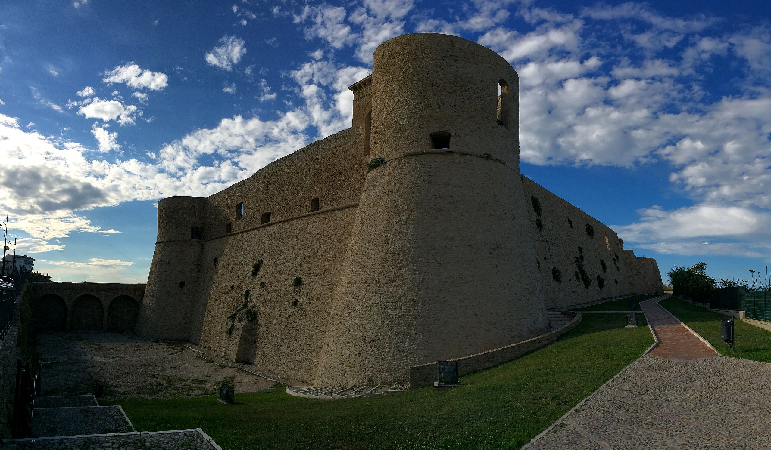 Castello Aragonese – tra storia e mistero