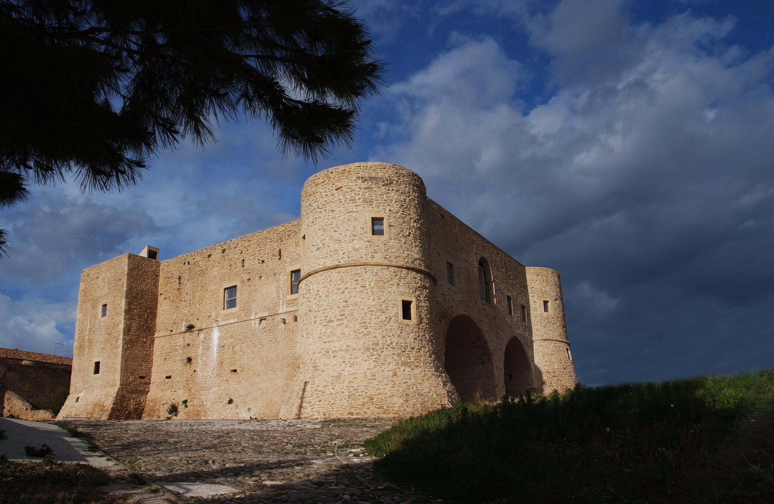 Castello di Bernalda – il suggestivo maniero che domina il borgo
