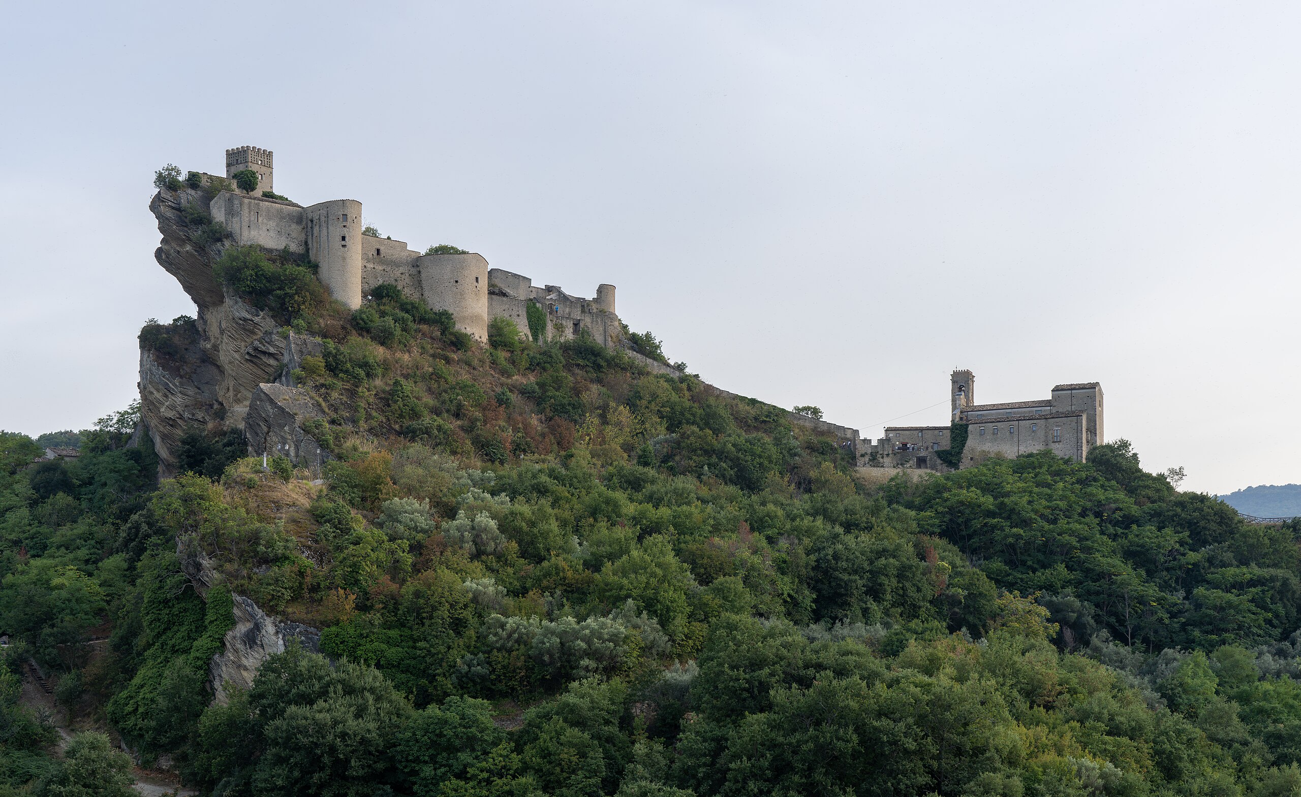 Castello di Roccascalegna – tra spettacolo naturale e mistero