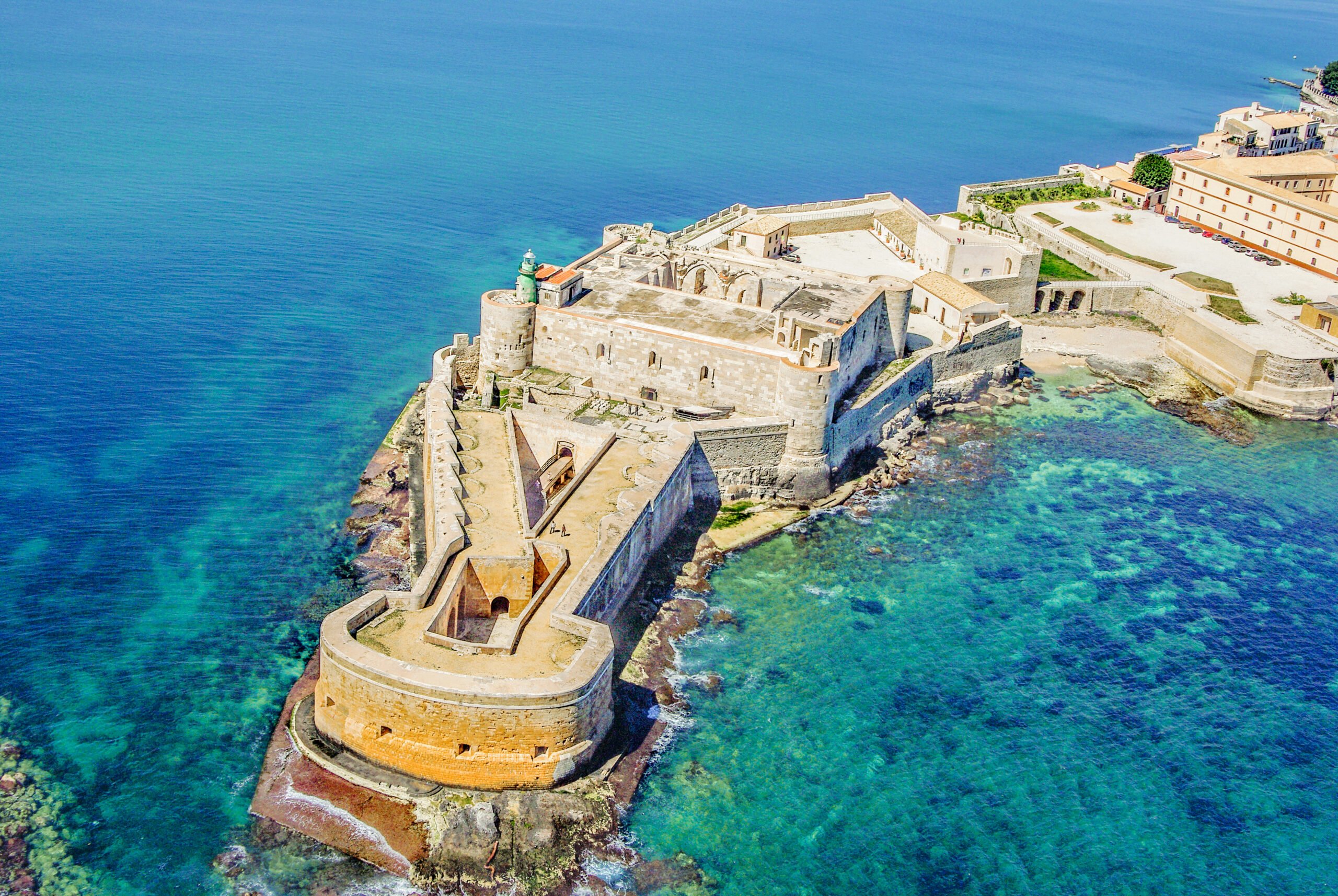 Castello Maniace - tra onde, pietra e storia millenaria nel cuore di Siracusa