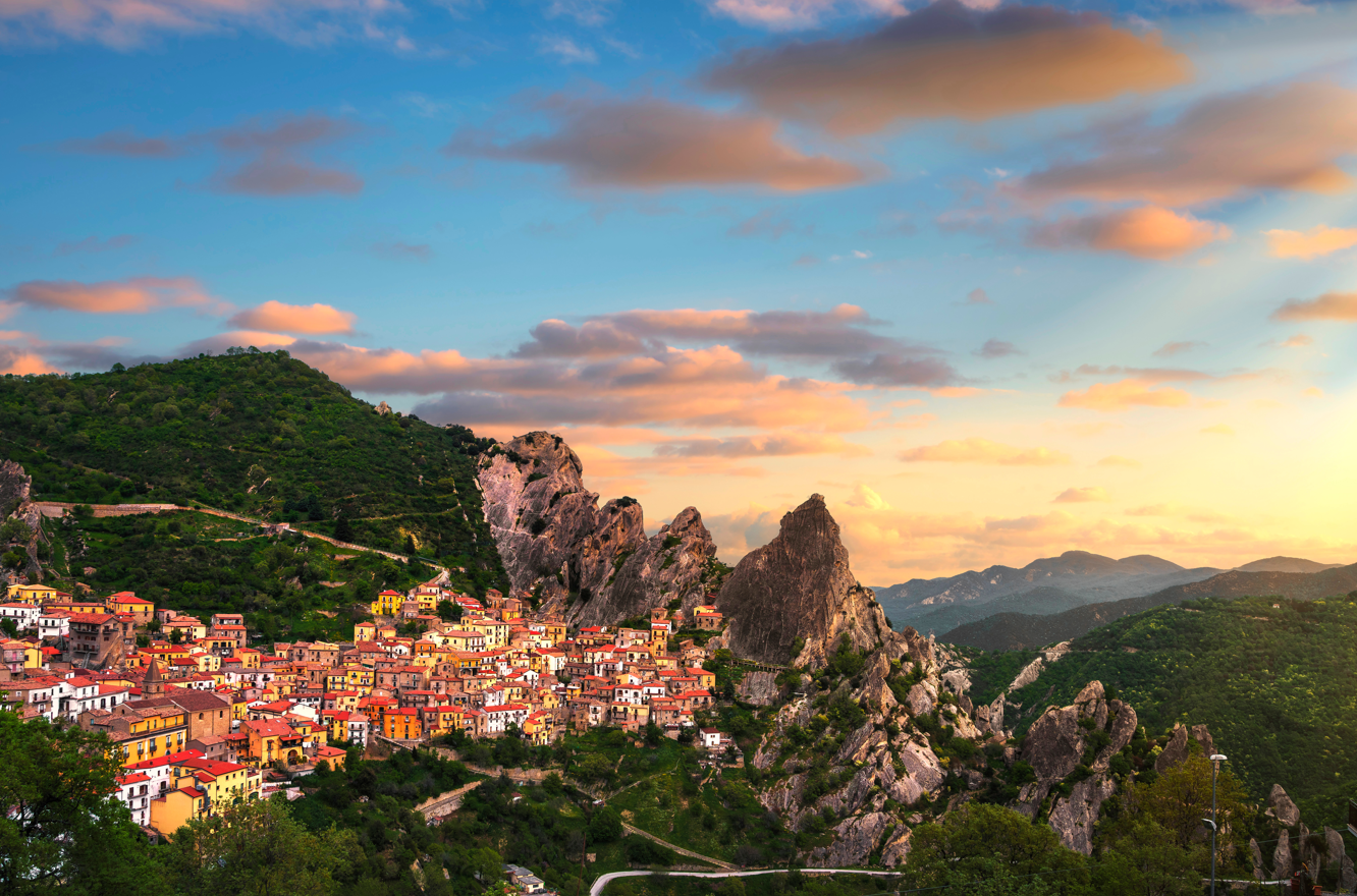 Castelmezzano, il borgo fortificato nato tra i castelli