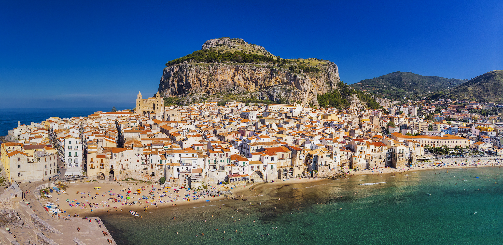 Cefalù, un borgo incastonato tra la rocca e il mare