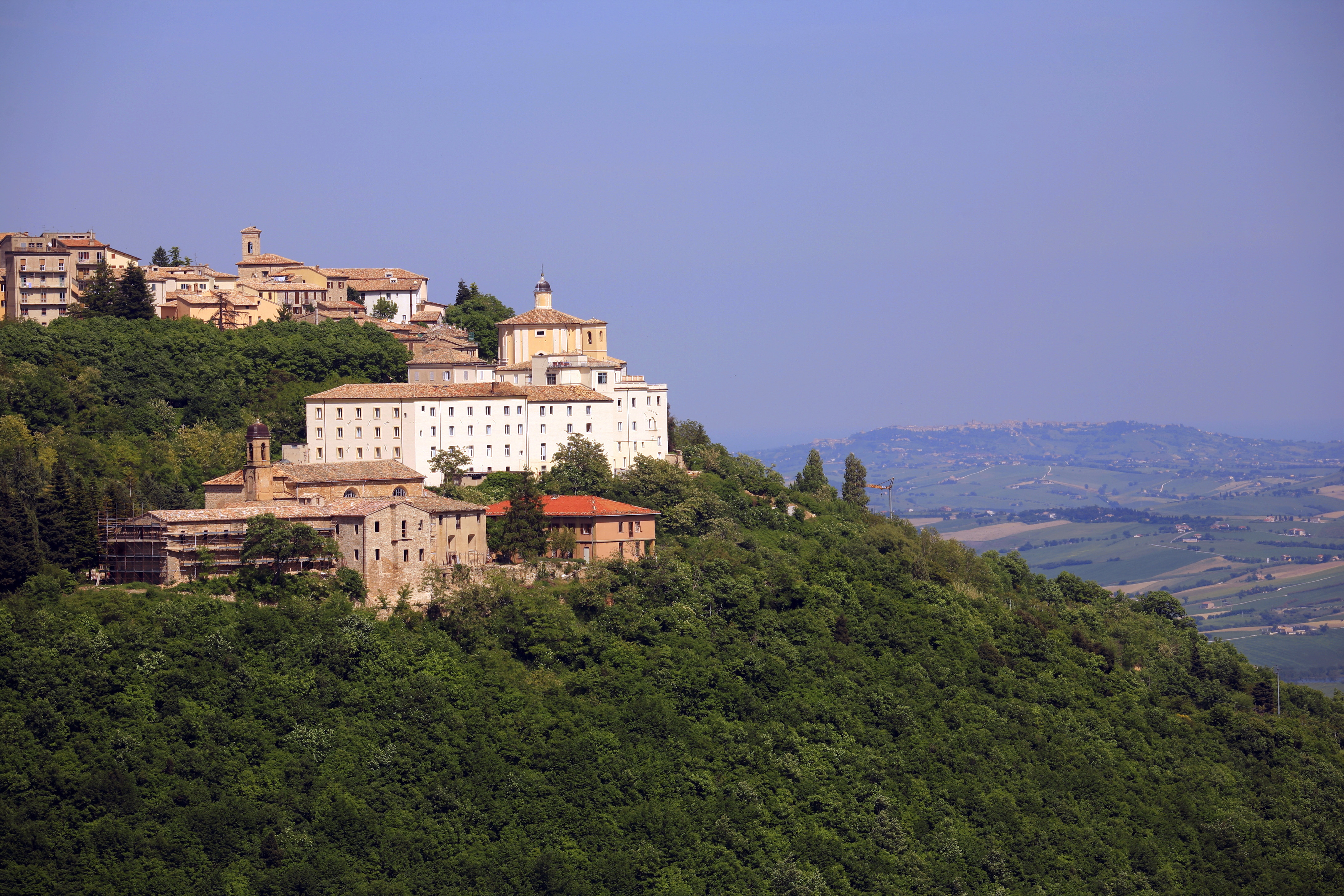 Cingoli, il borgo roccioso che domina il Monte Circe