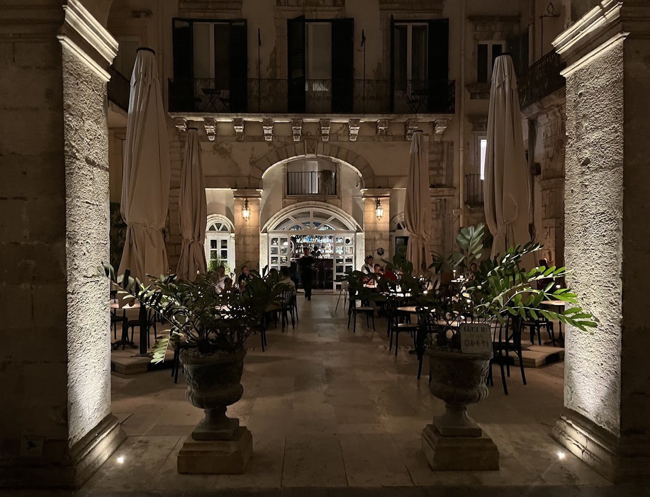 Cortile Verga Ortigia – L’eleganza barocca incontra la mixology d’autore