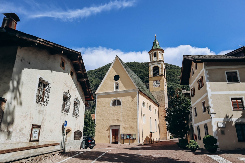 Egna: eleganza medievale tra vigneti e portici