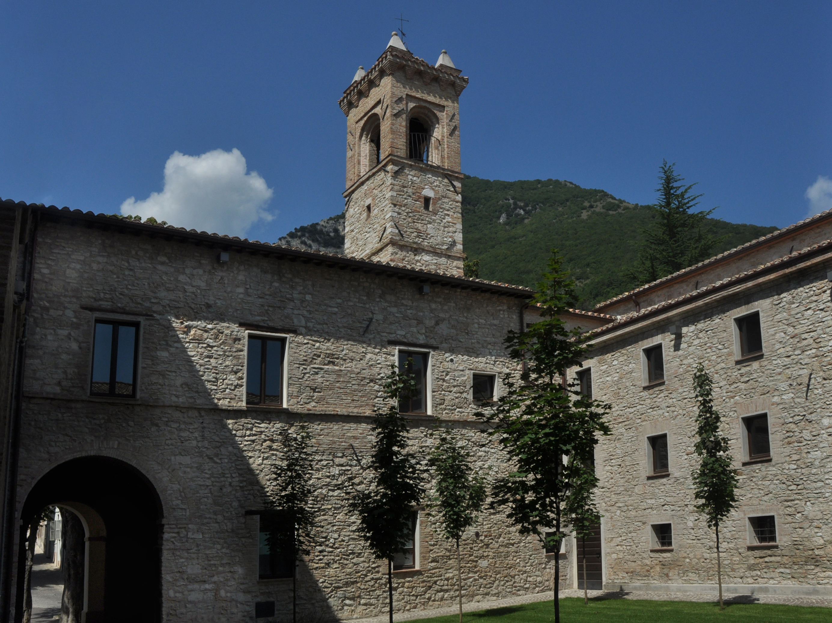 Esanatoglia, il borgo tra le colline con i sette campanili