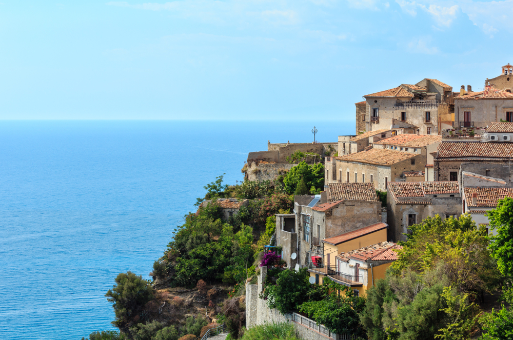 Fiumefreddo, il borgo a picco sul mare