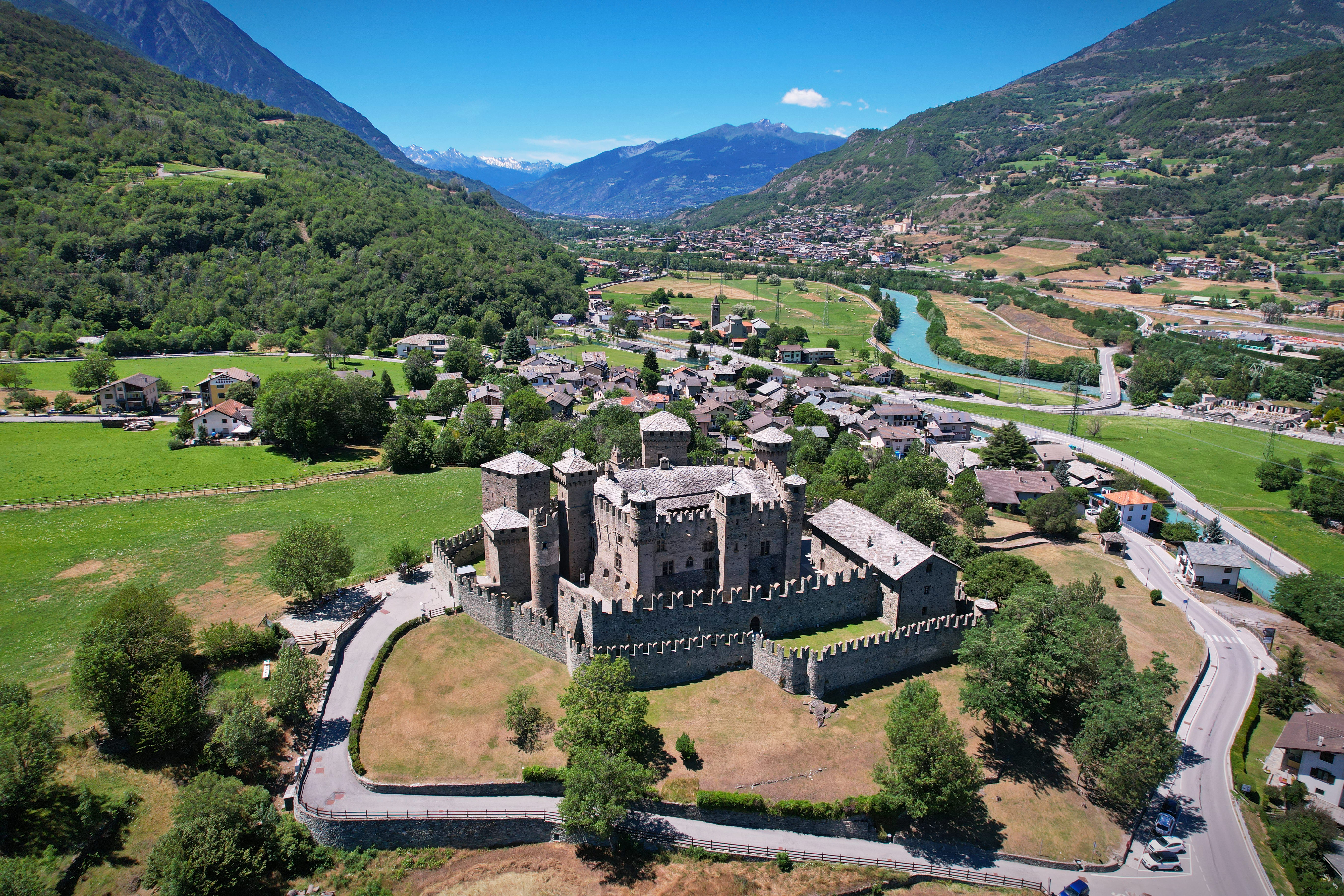Fénis, il borgo fiabesco dalle torri merlate