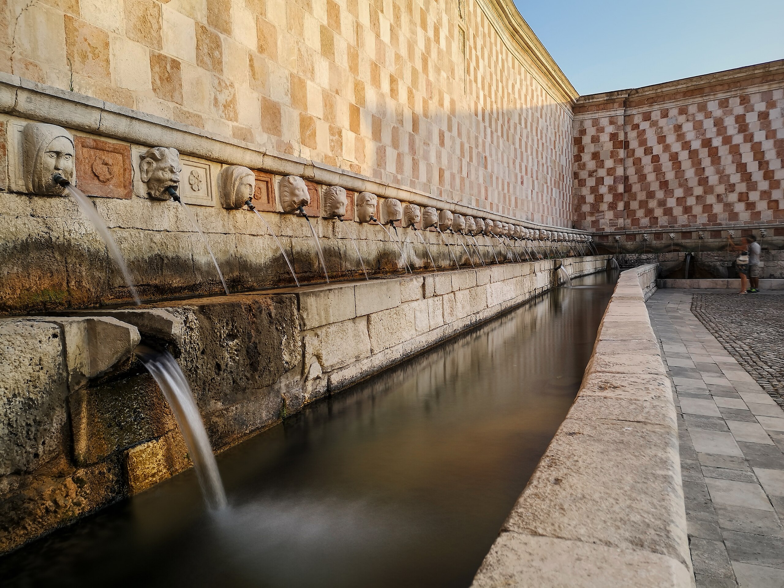 Fontana delle 99 Cannelle – un capolavoro medievale