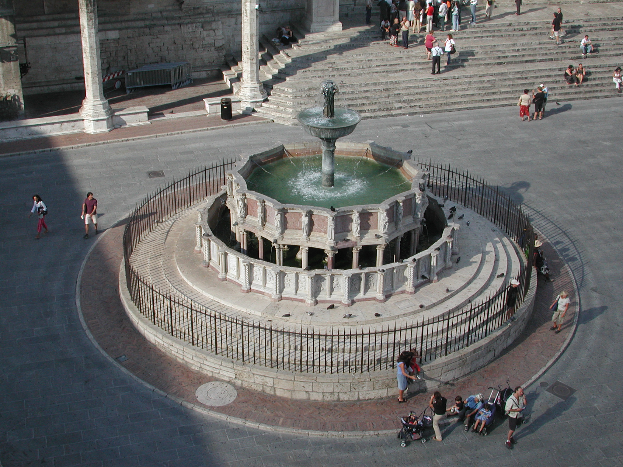 Fontana Maggiore - un capolavoro della scultura medievale italiana