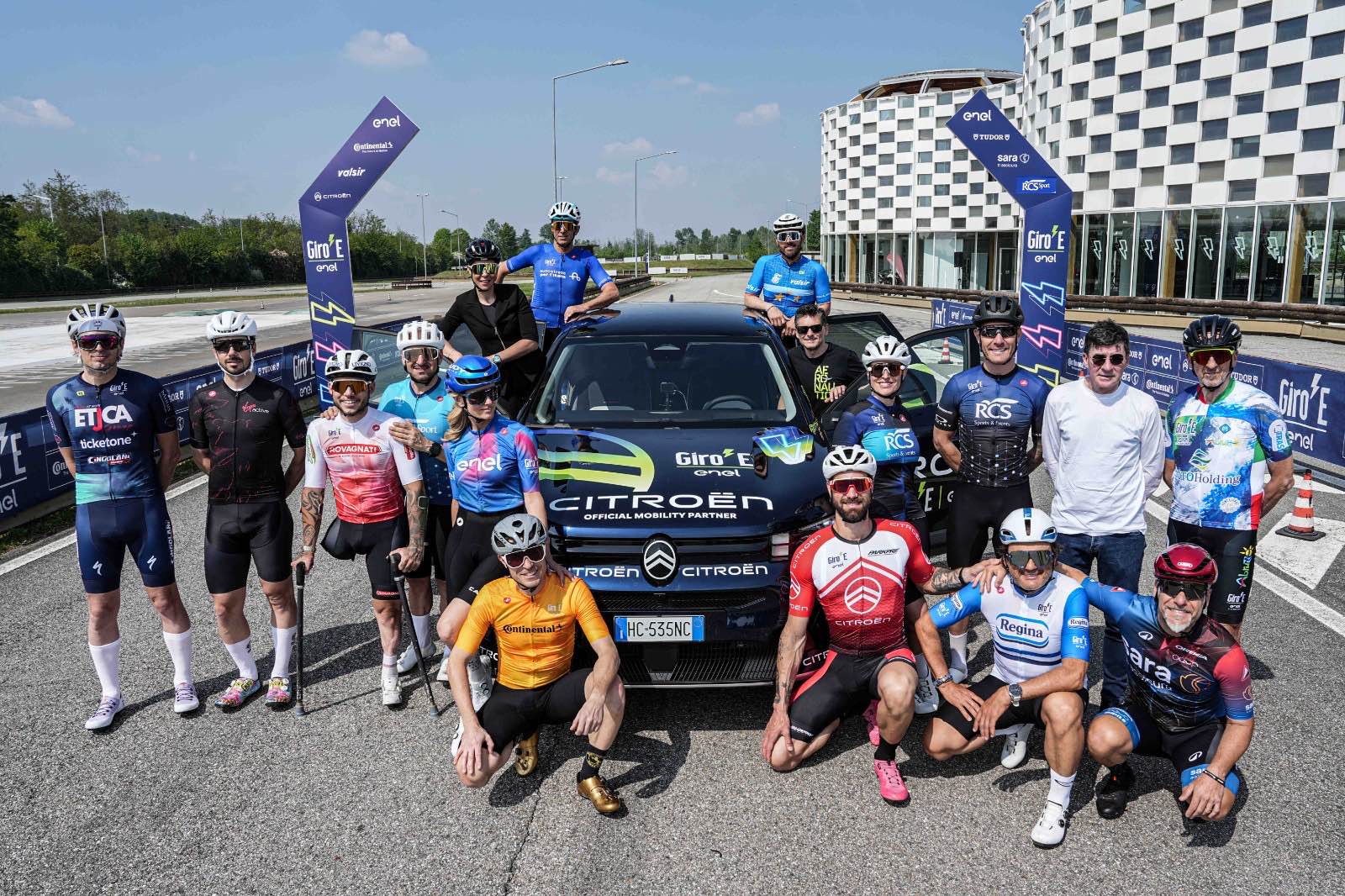 Forte dei Marmi ospita per la prima volta il Giro‑E Enel: giornata di