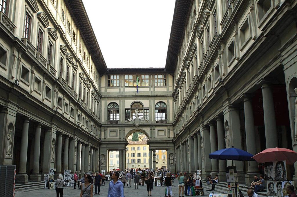 Galleria degli Uffizi: la penombra che attrae le nuove generazioni