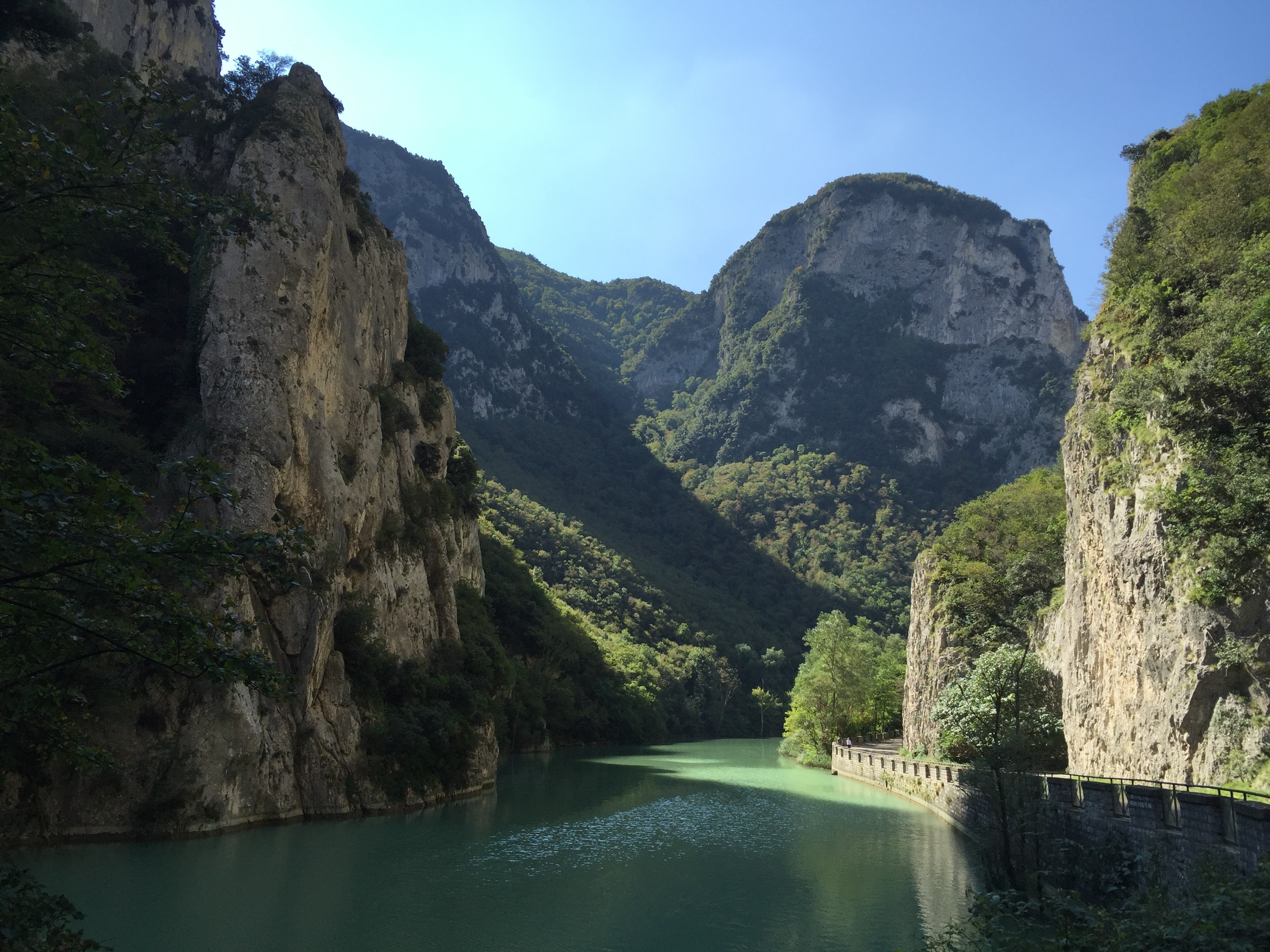Gola del Furlo: la meraviglia marchigiana scolpita tra natura, storia e leggende
