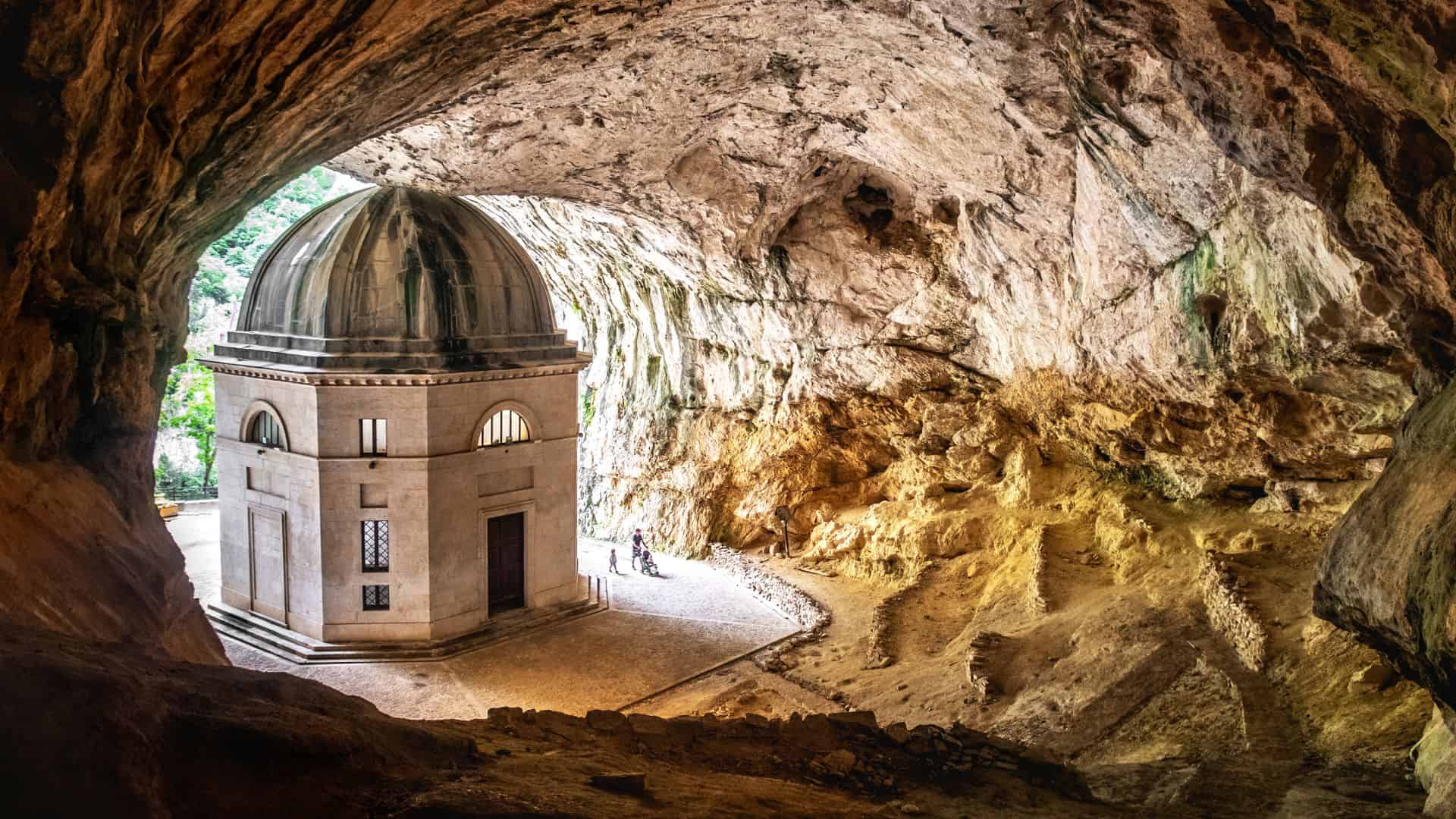 Gola della Rossa e di Frasassi: il cuore selvaggio delle Marche