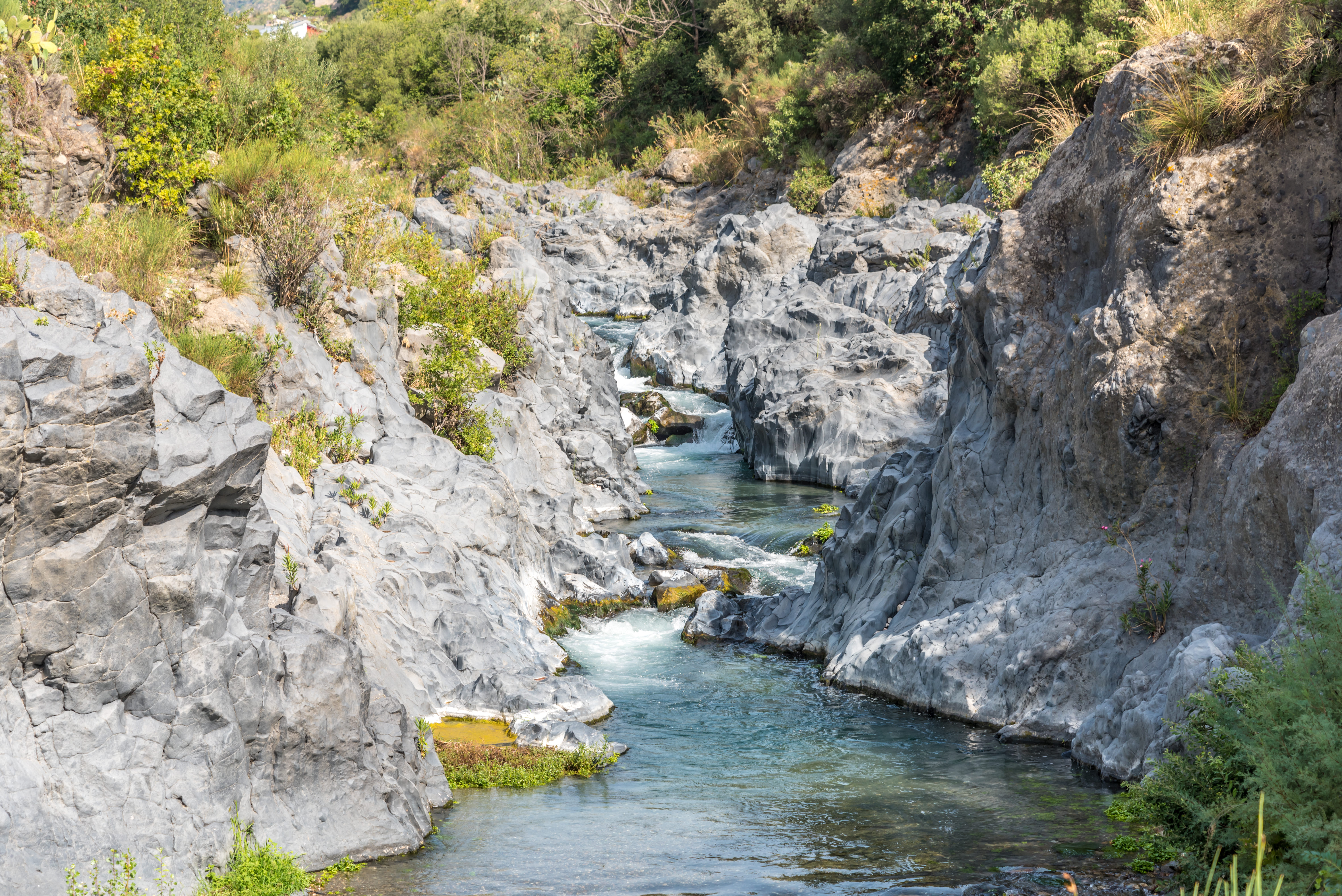 Gole dell’Alcantara: un canyon lavico tra acque cristalline e leggende antiche
