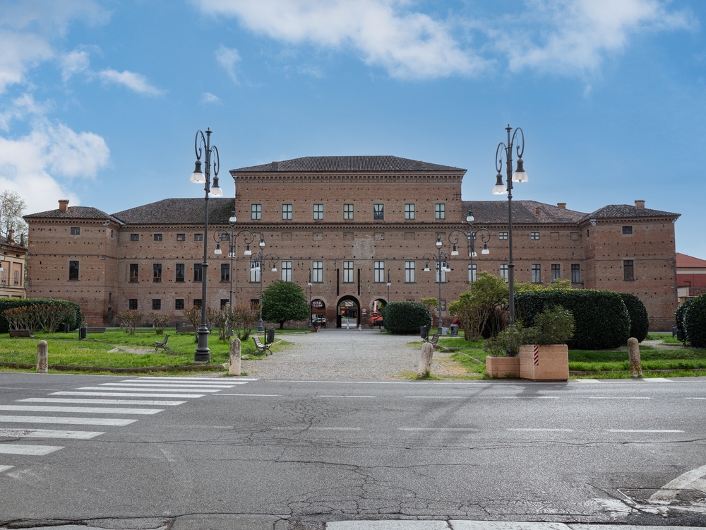 Gualtieri, il borgo prospettico a ridosso del Po