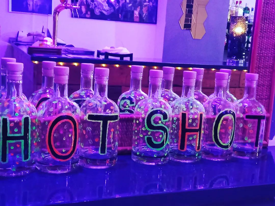 Hot Shot Cocktail Bar: il cinema nel bicchiere, nel cuore dell’Aquila