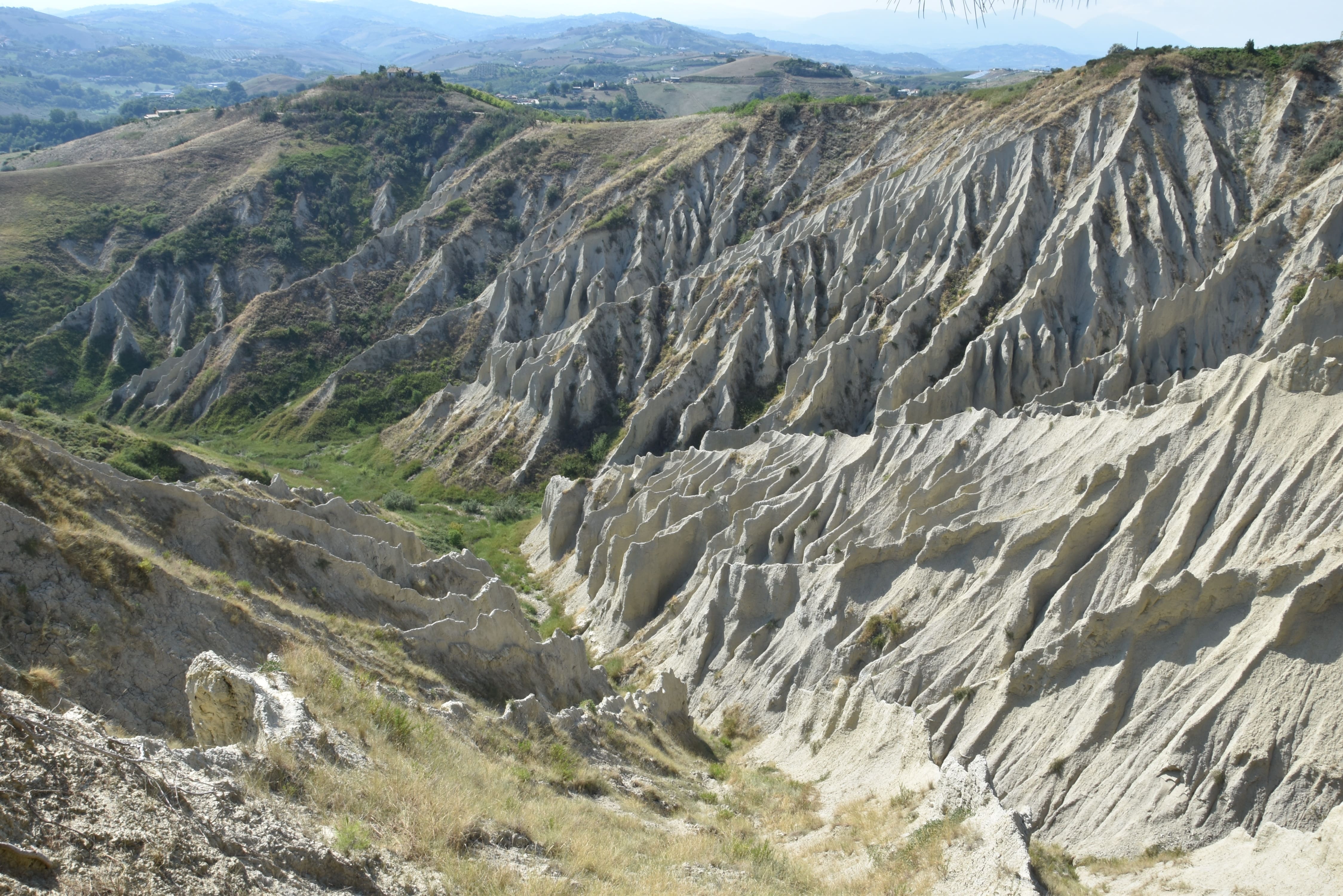 I Calanchi di Atri: un capolavoro geologico nel cuore dell’Abruzzo