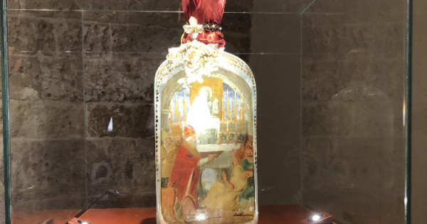 I colori di San Nicola: in mostra le bottiglie della manna al Castello