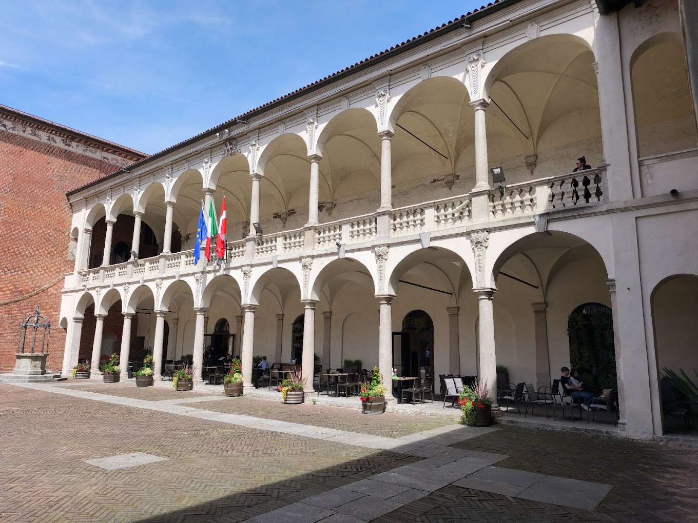 Il Broletto di Novara: un caffè nel cuore della storia