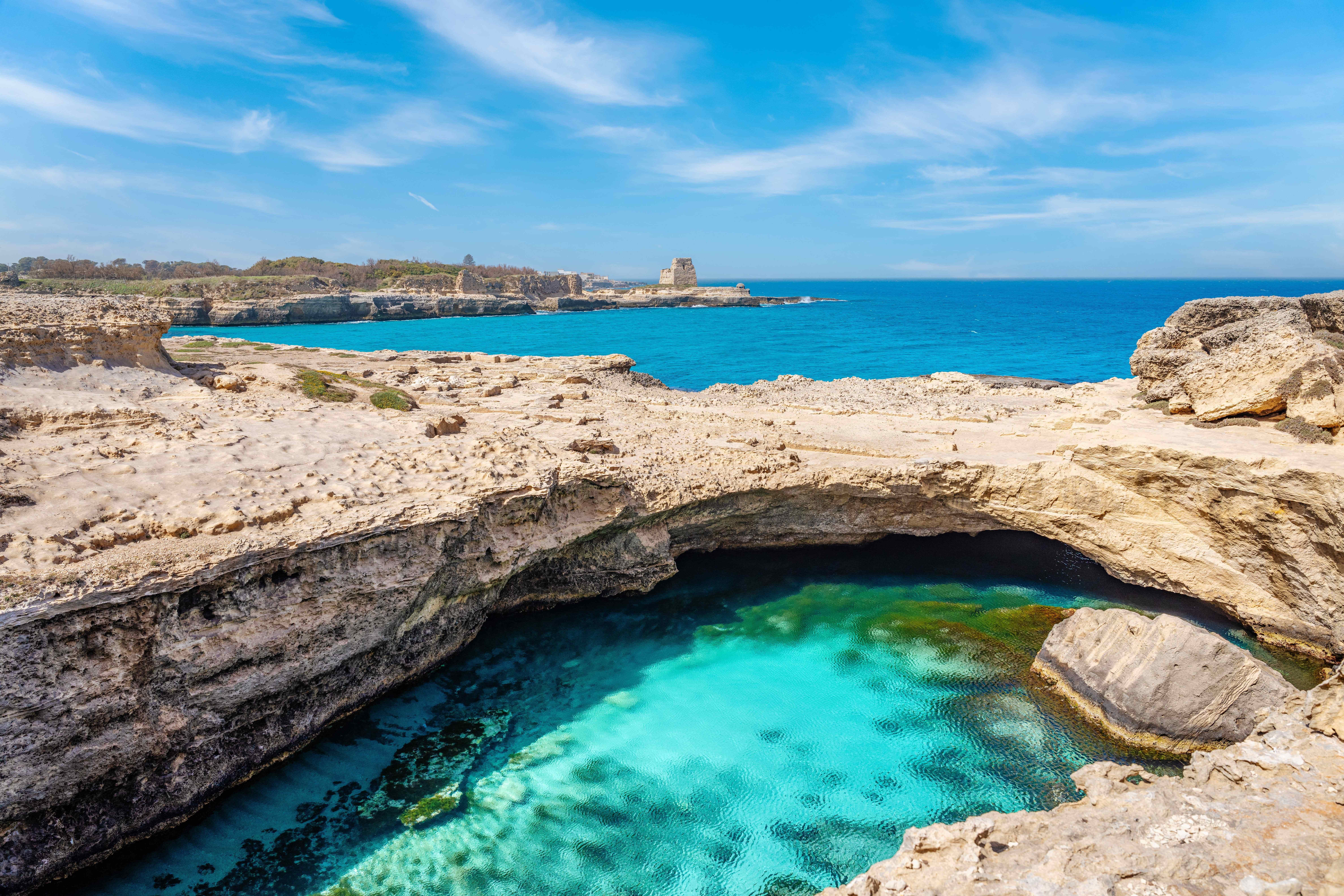 Il gioiello turchese di Roca Vecchia: la Grotta della Poesia