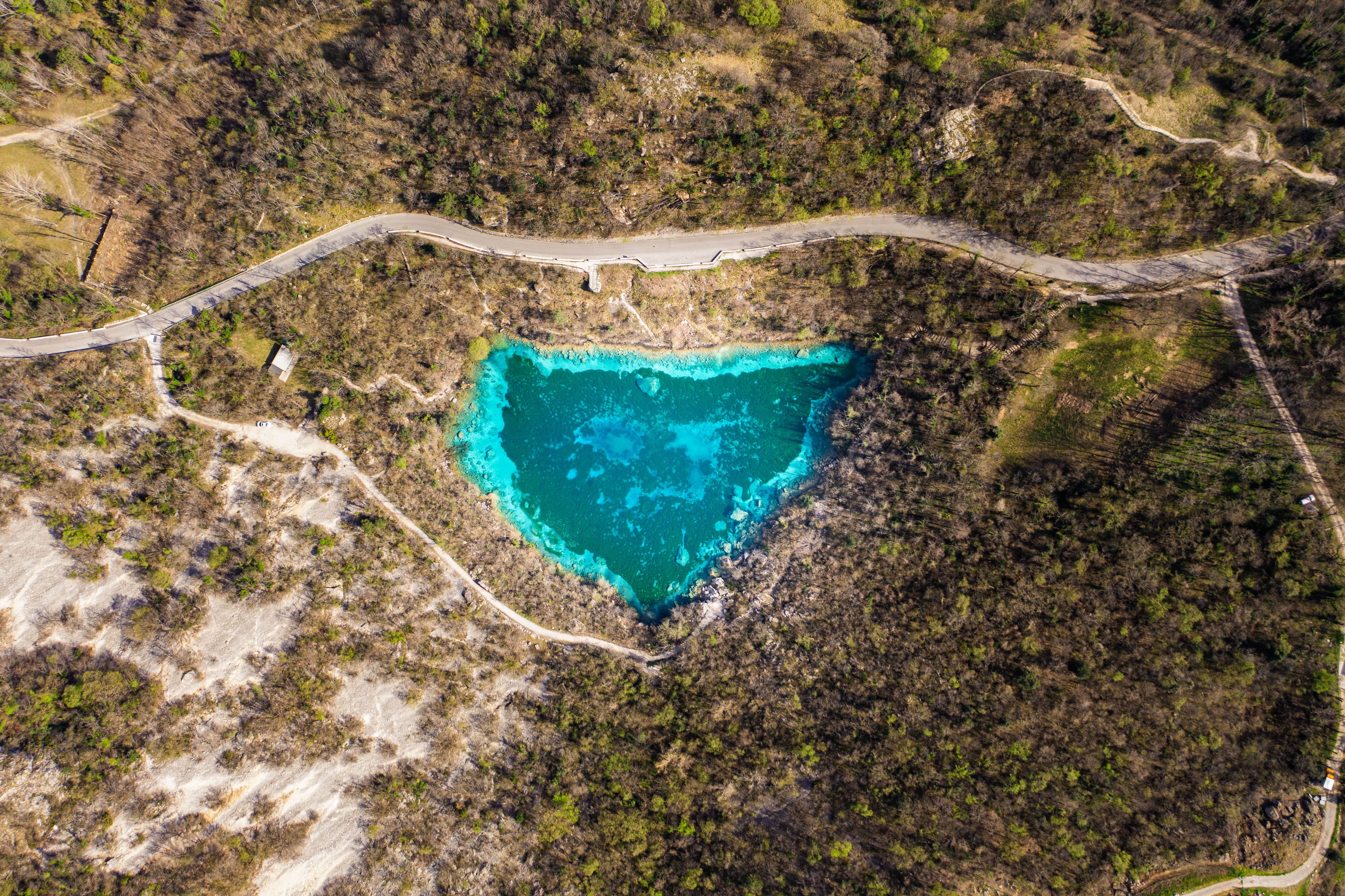 Il Lago di Cornino e la Riserva dei Grifoni: dove i giganti dell'aria dominano il paesaggio