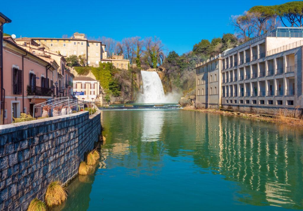 Isola del Liri: il borgo medievale con una cascata nel centro storico