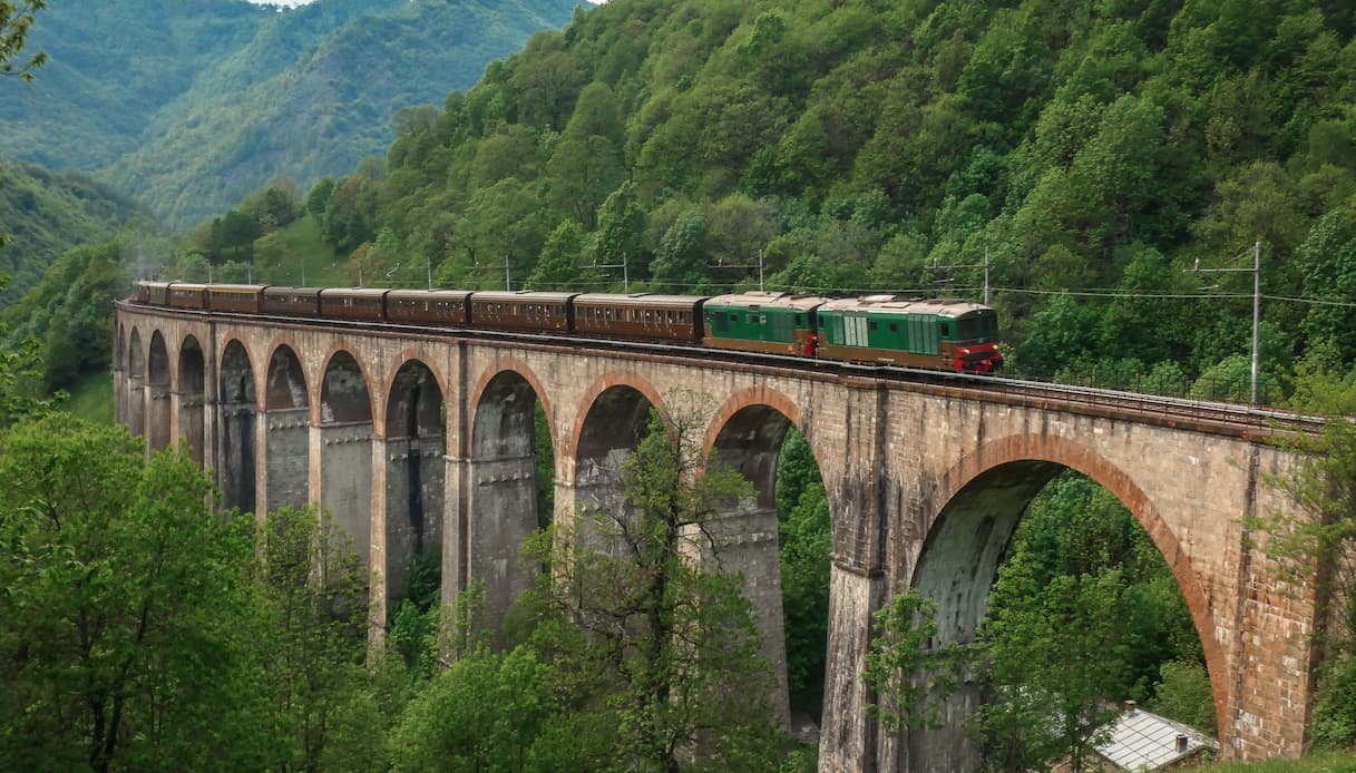 Itinerari d’Autore: la Ferrovia delle Langhe tra paesaggi UNESCO e