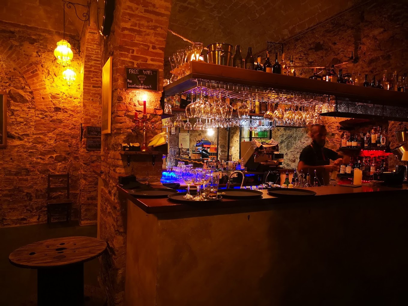 La Cantina degli Spiriti – Aperitivi di carattere tra pietra e modernità