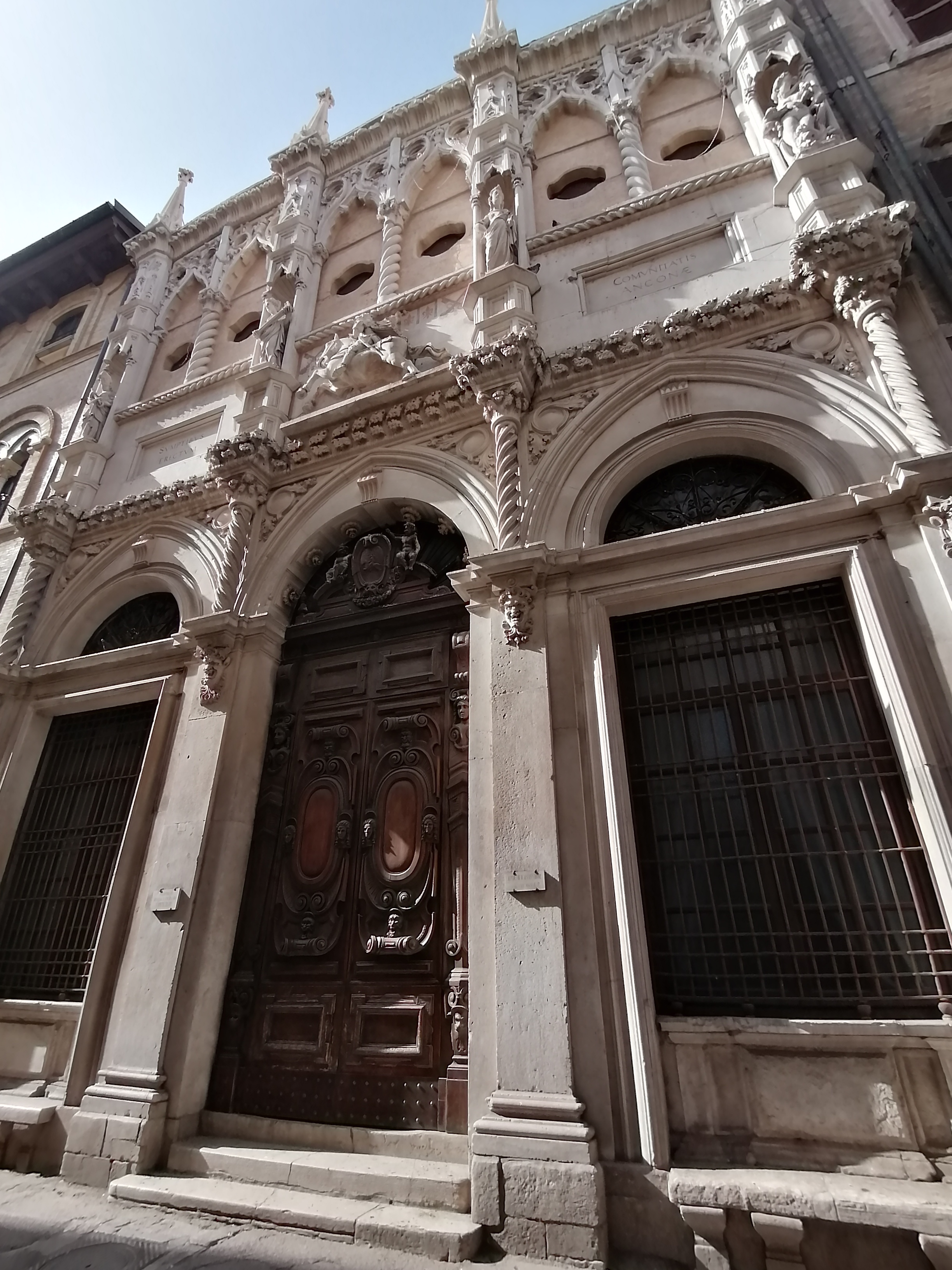 La Loggia dei Mercanti – un raro esempio di architettura gotica nelle Marche