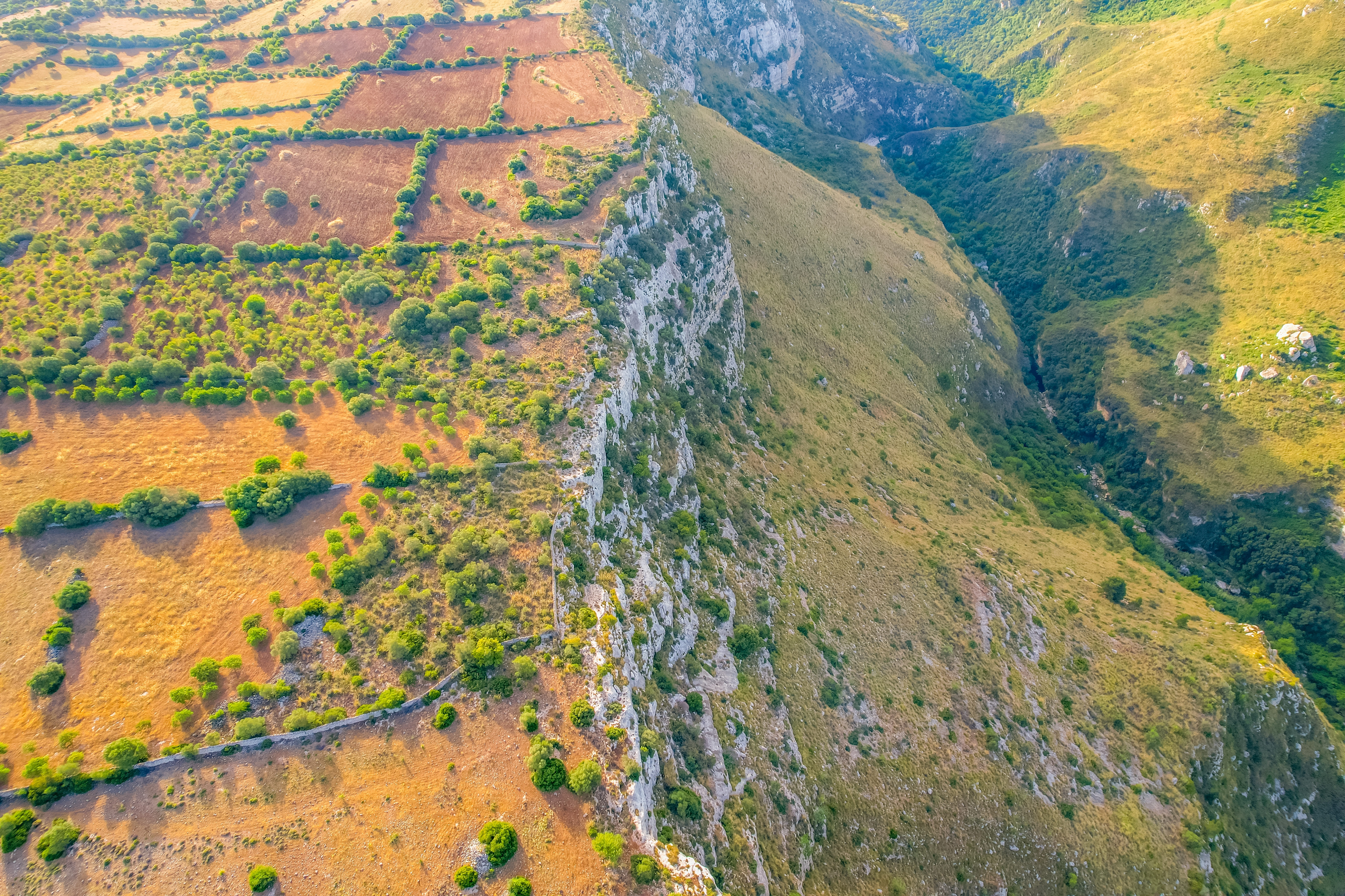 La Riserva Naturale di Cavagrande del Cassibile: un canyon di meraviglia nel cuore della Sicilia