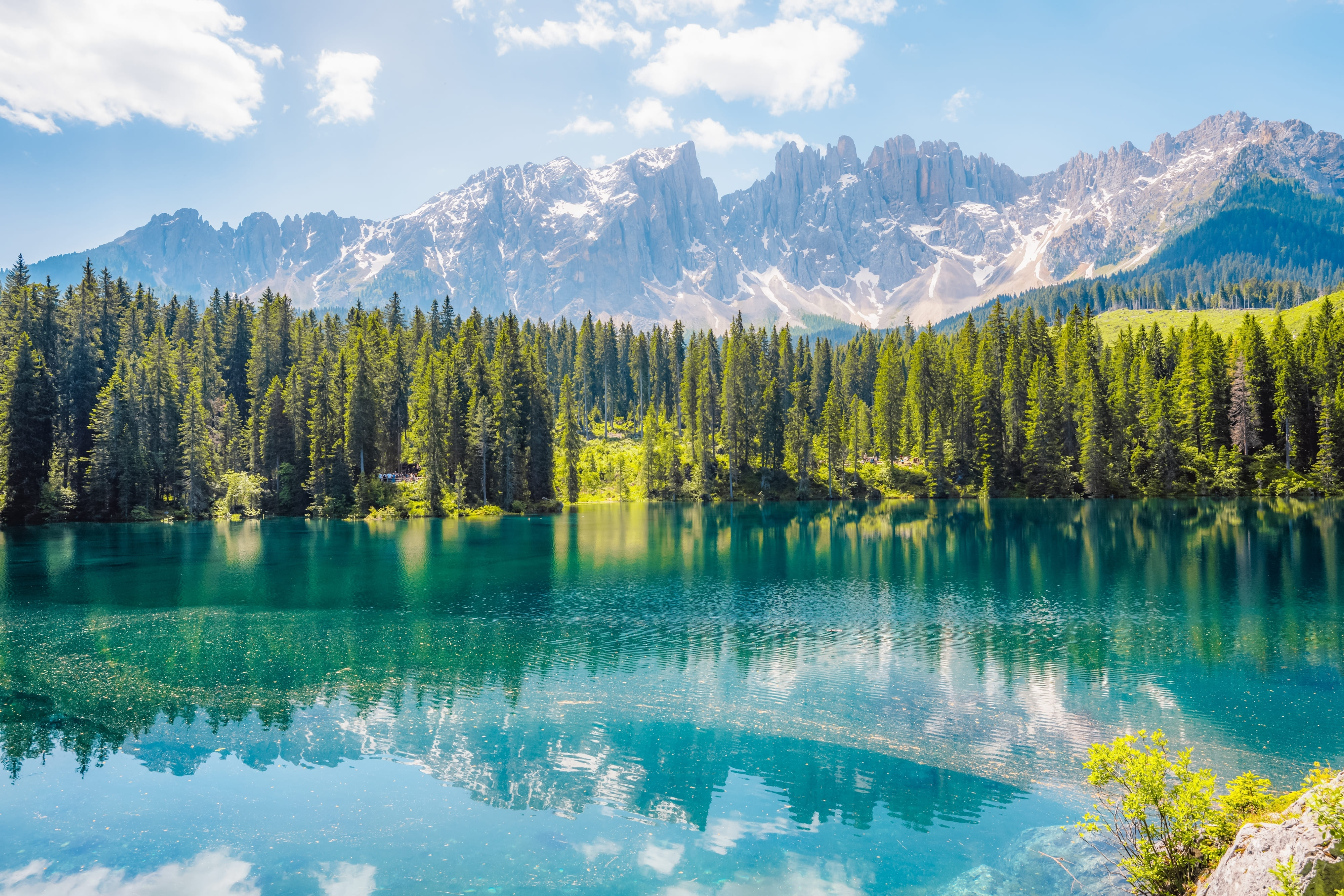 Lago di Carezza: lo specchio arcobaleno delle Dolomiti