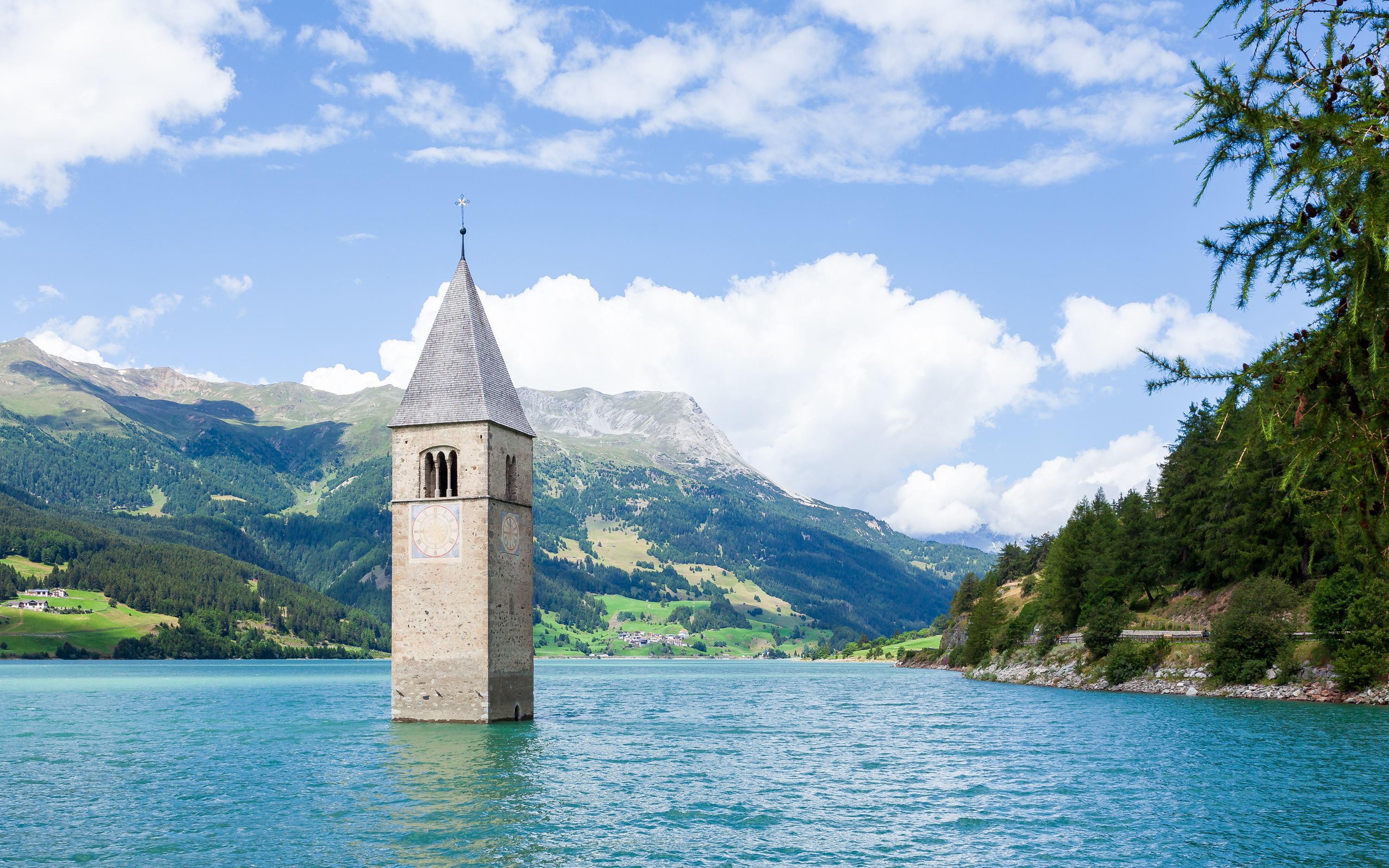 Lago di Resia: il campanile fantasma che emerge dalle acque del tempo