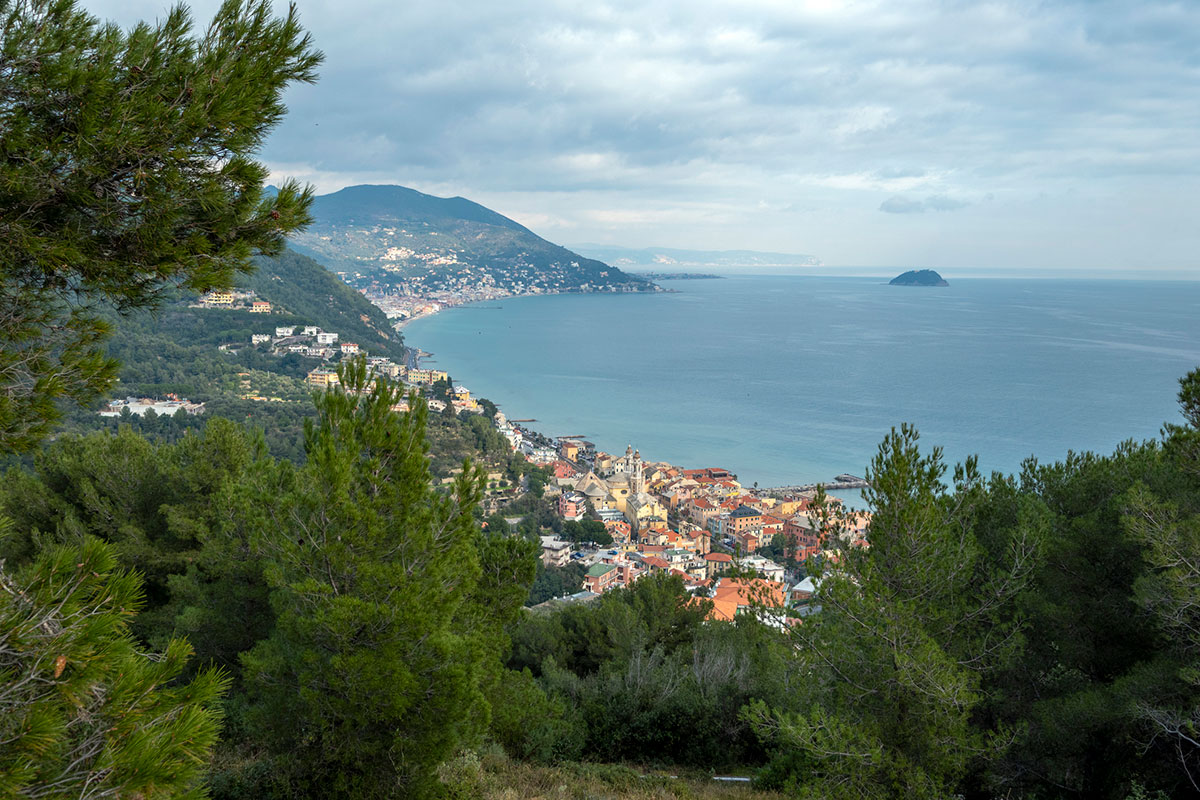 Laigueglia: il borgo ligure dove il centro storico arriva in spiaggia