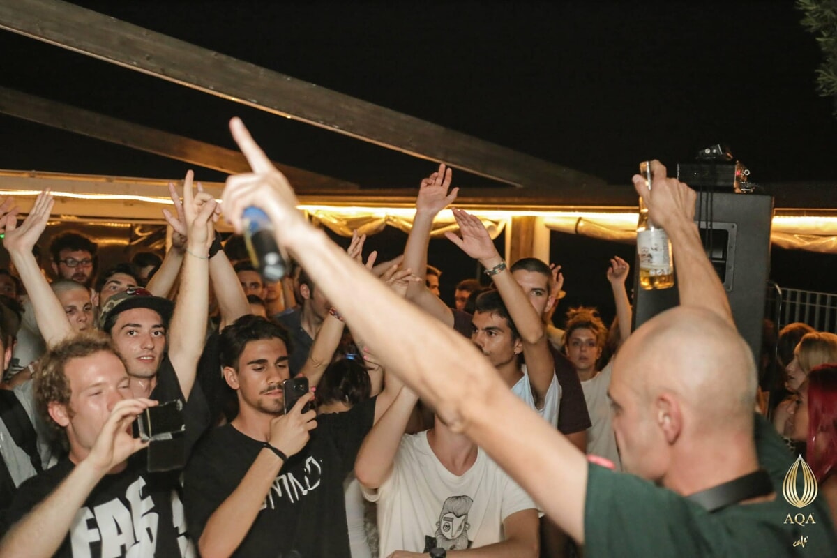 L'Aqa Café rivive per una notte: i venerdì di Corso Italia tornano ai
