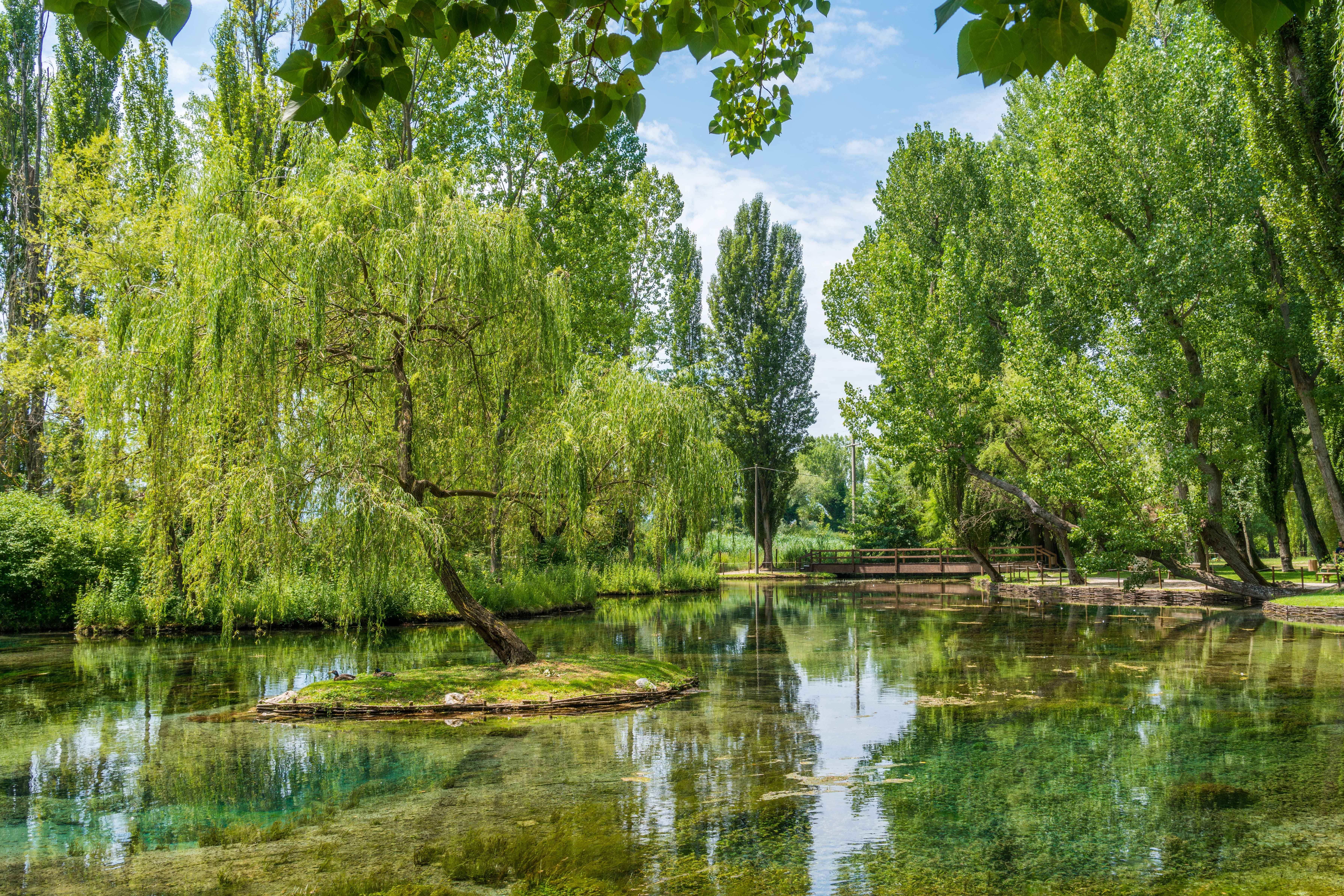 Le Fonti del Clitunno: acque sacre tra poesia, miti e natura umbra